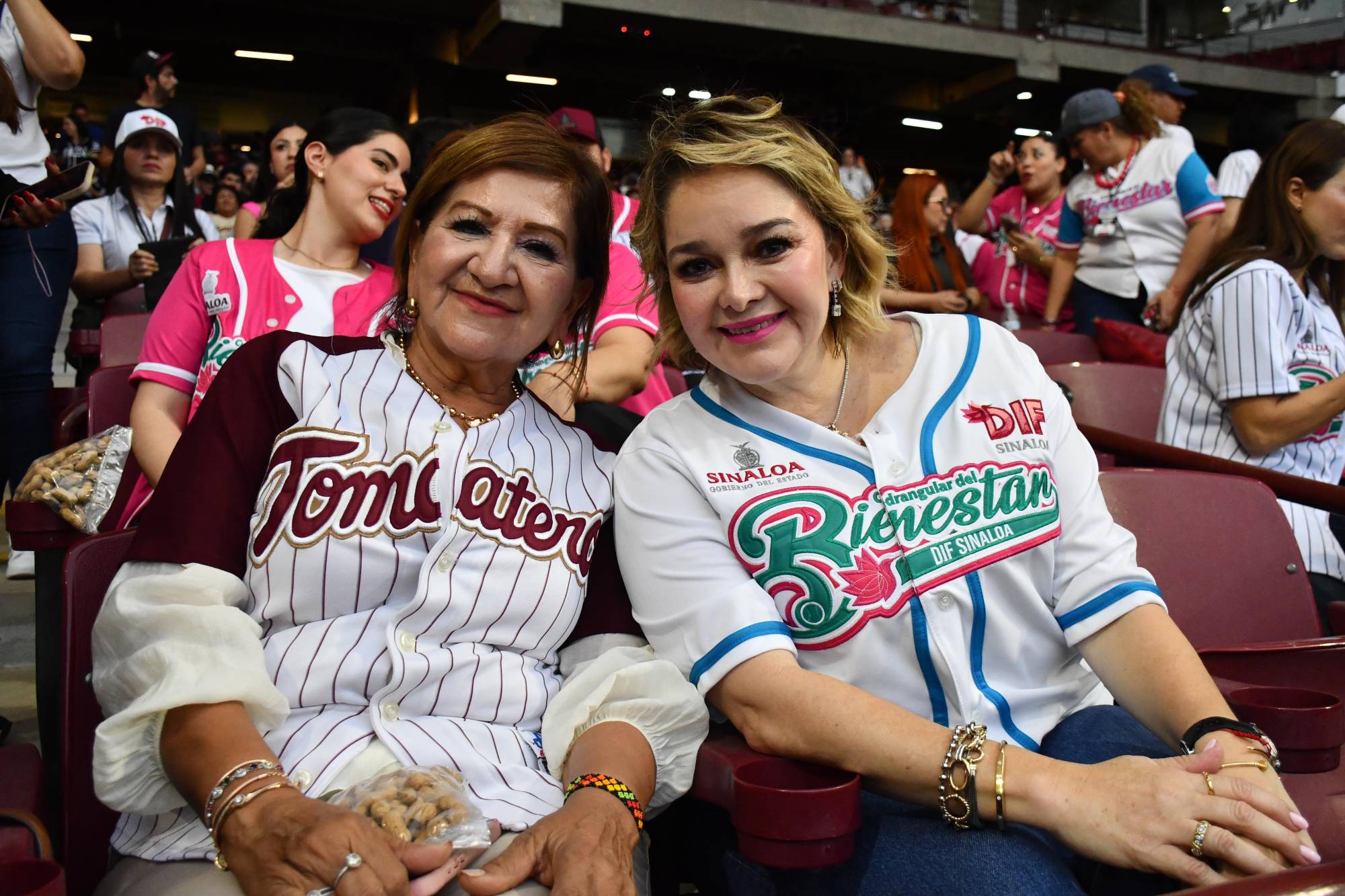 $!La Diputada Teresa Guerra Ochoa y la presidenta del DIF, Eneyda Rocha Ruiz.