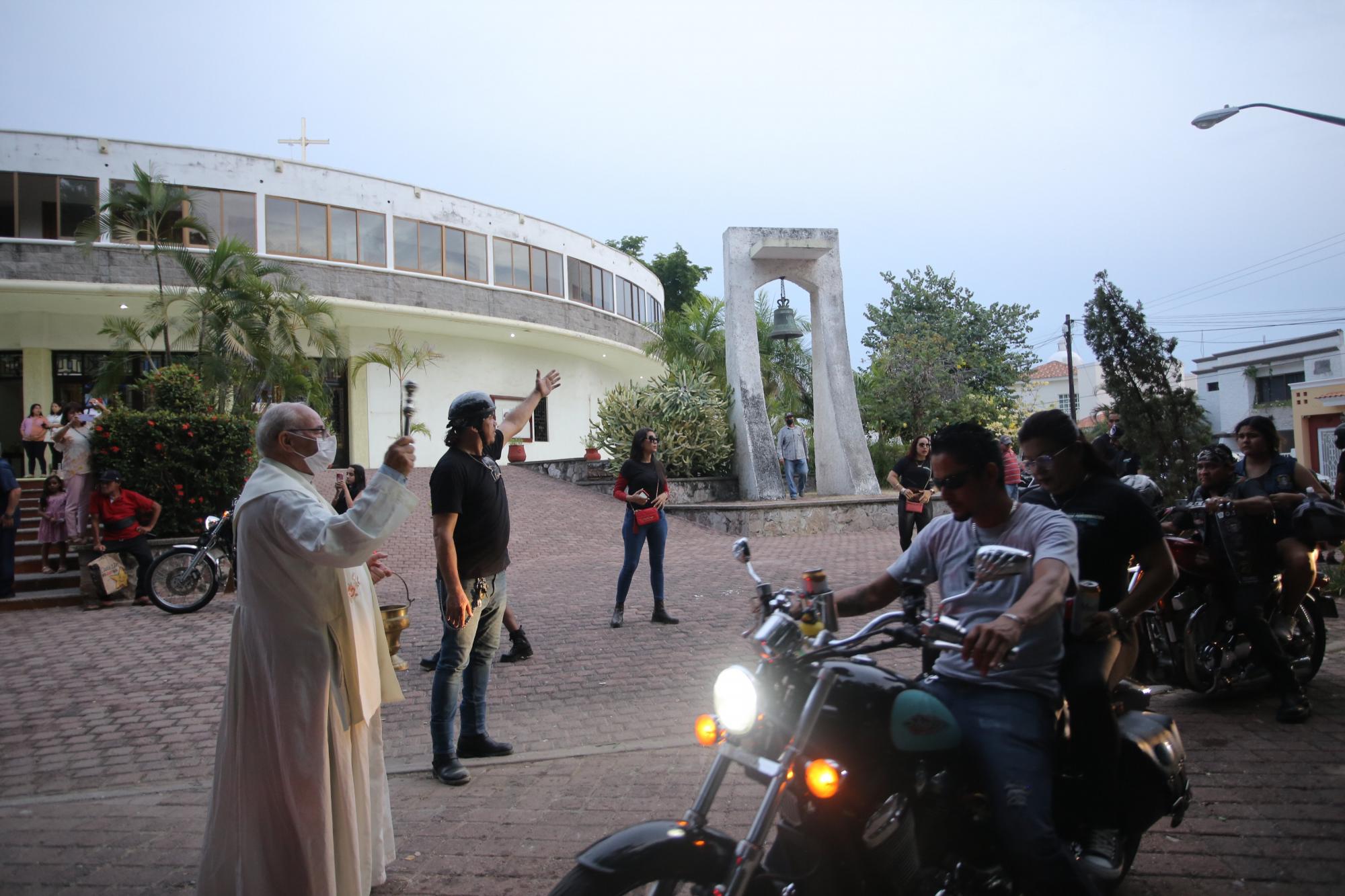 $!A la llegada al templo, el Padre Horacio Hernández bendijo a los participantes.