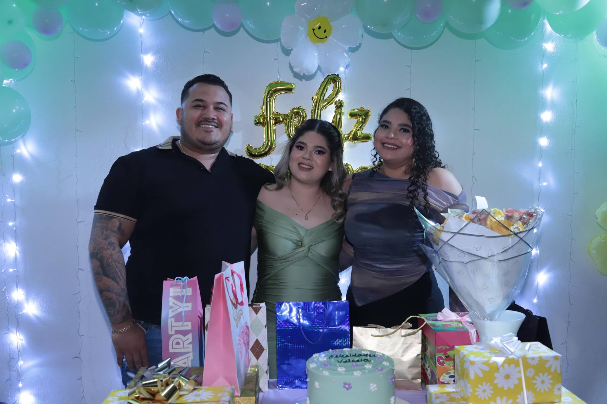 $!La cumpleañera entre Édgar Rojo y Gabriela Portillo.