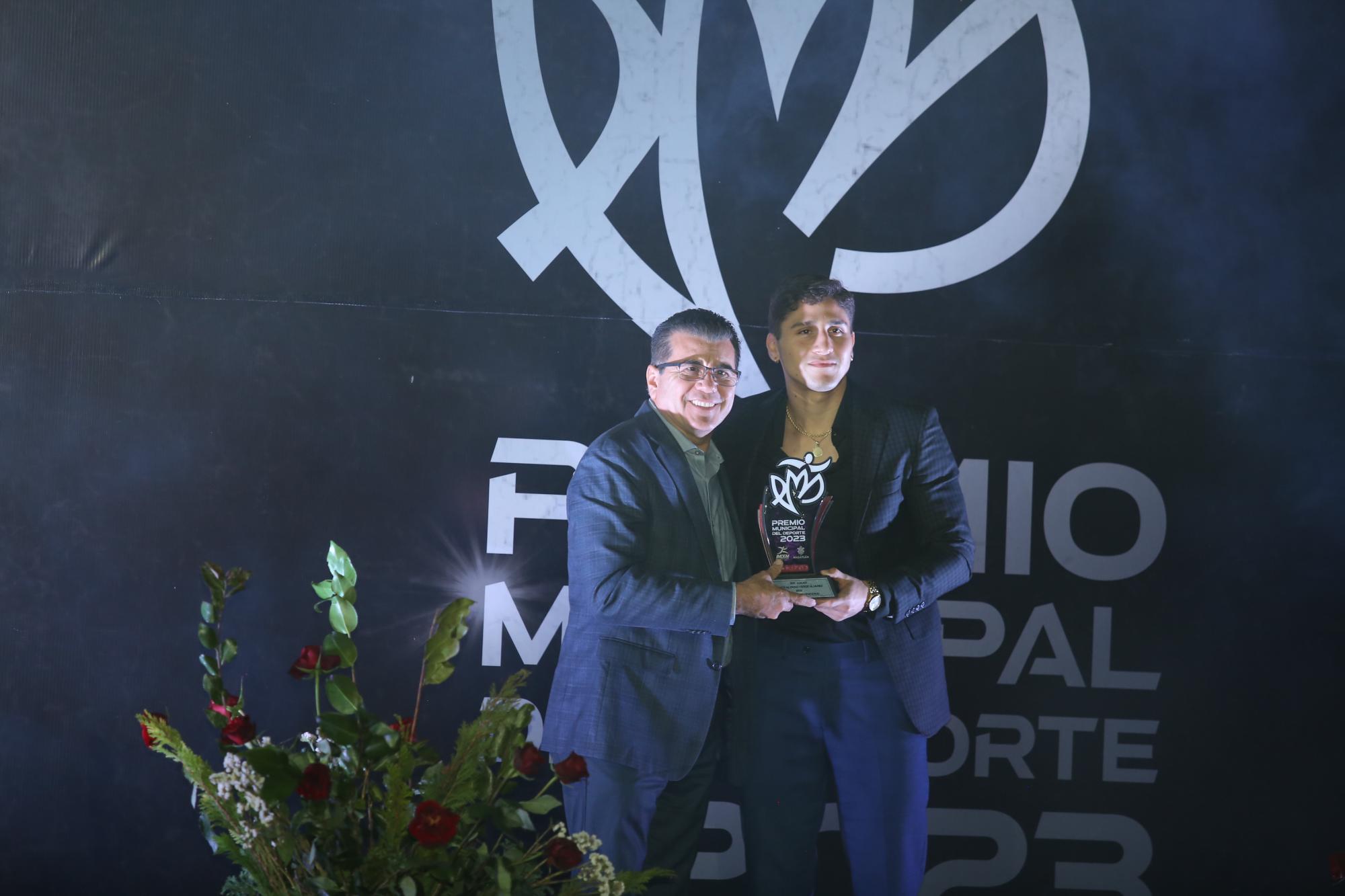 $!El Alcalde Édgar González entregó el reconocimiento al boxeador Marco Alonso Verde Álvarez, quien fue el ganador por segundo año consecutivo en esta categoría.
