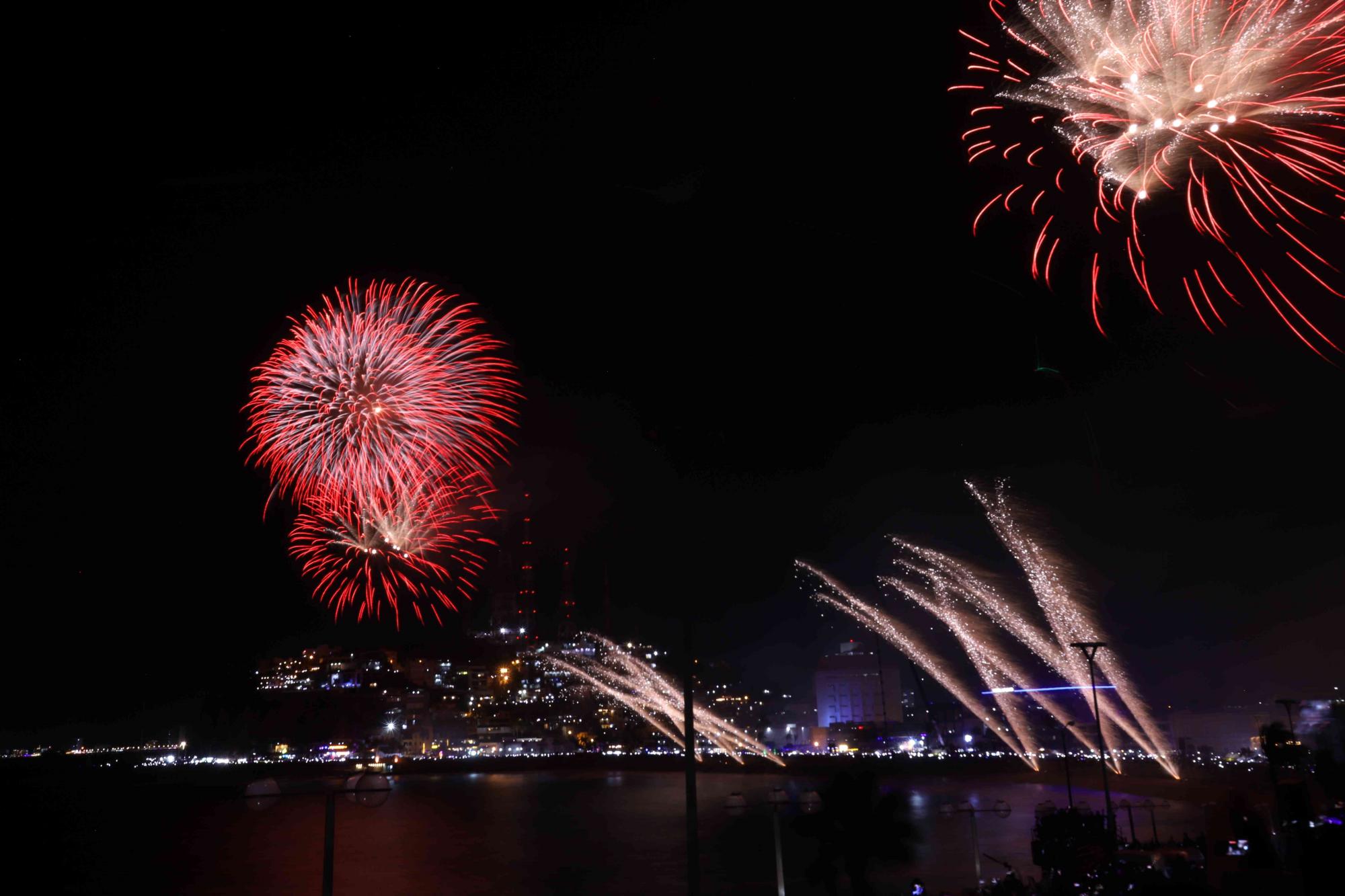 $!Disfrutan el espectacular ‘Combate Naval’