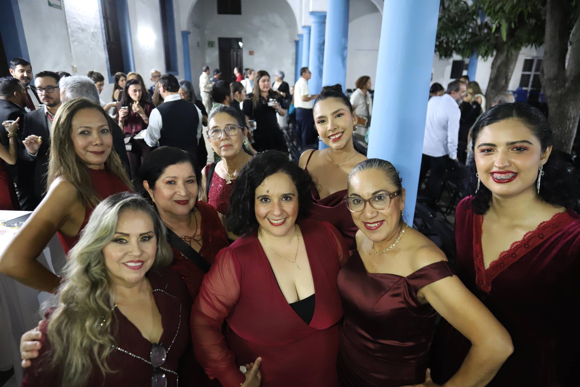 $!Algunos integrantes del Coro Ángela Peralta se toman una fotografía del recuerdo.