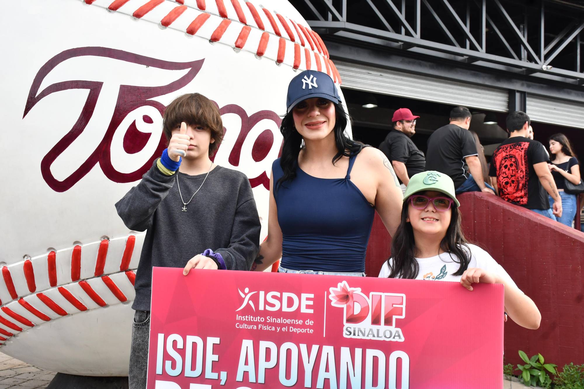$!Ivonne Bojórquez, con los pequeños Luis Enrique y Ana Josefina.