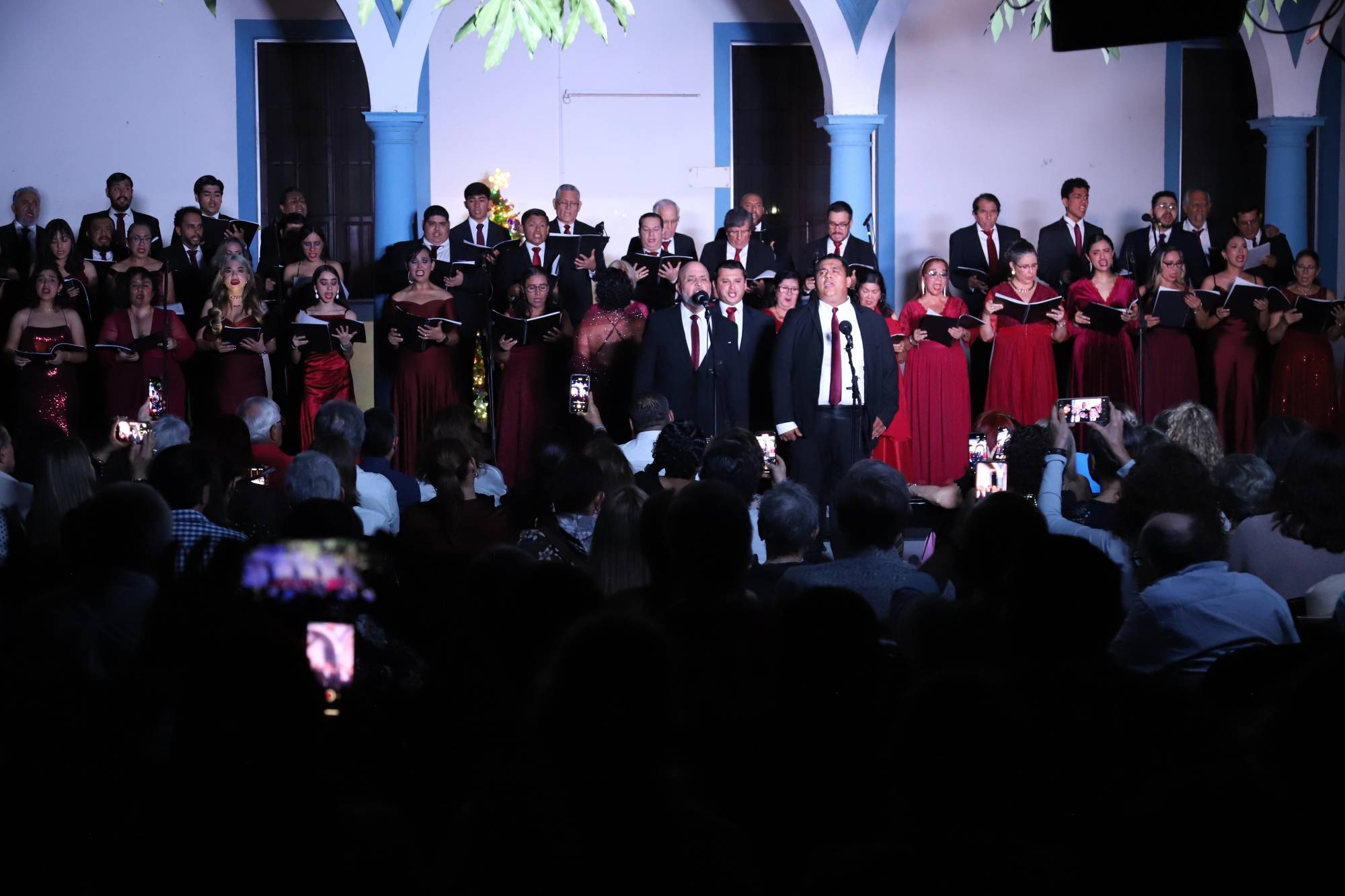 $!Los solistas del Coro Ángela Peralta contagiaron al público con su energía y calidad interpretativa.