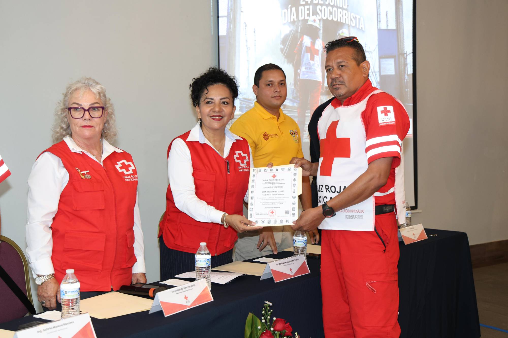 $!Por sus 26 años de servicio recibió su distinción Érick Joel Quintero Navarro.
