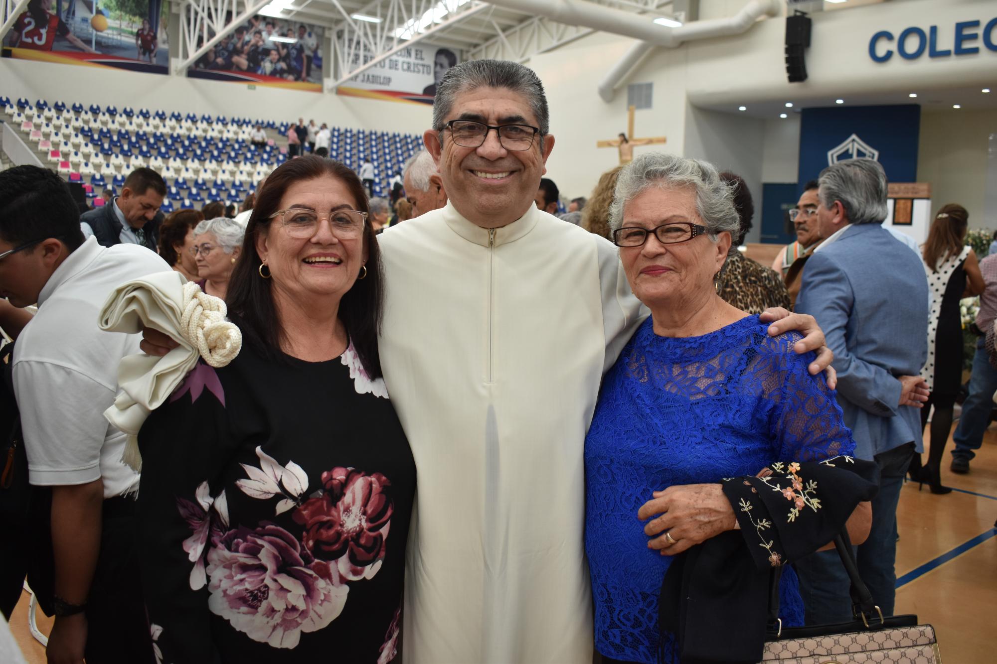 $!El Padre Carlos Ramón López López con María Virgen Rocha y Lucía López.
