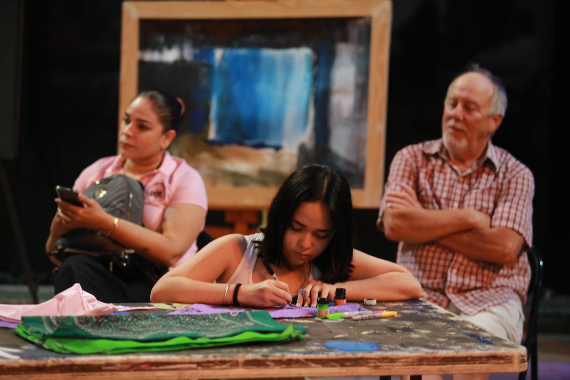 $!Camila Corrales trabaja en una de sus propuestas.