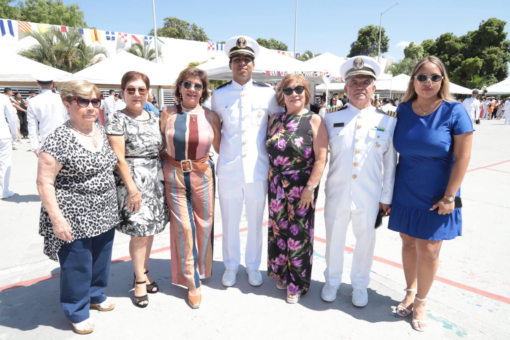 $!El graduado Adrián Cantú entre sus familiares, Elpidia Alvarado, Elvira Osuna, Lucina, Silvia, Adrián y Fernanda Cantú.