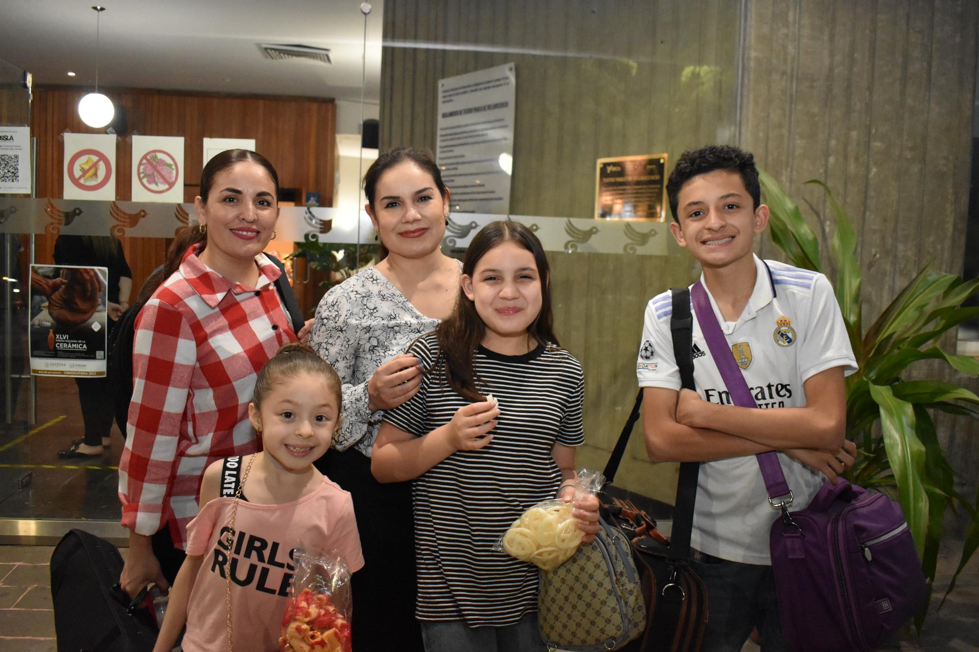 $!Perla Orrantia, Oralia Castro, Héctor López Orrantia, Susy Lóez Orrantia y Athenca Acosta Castro.