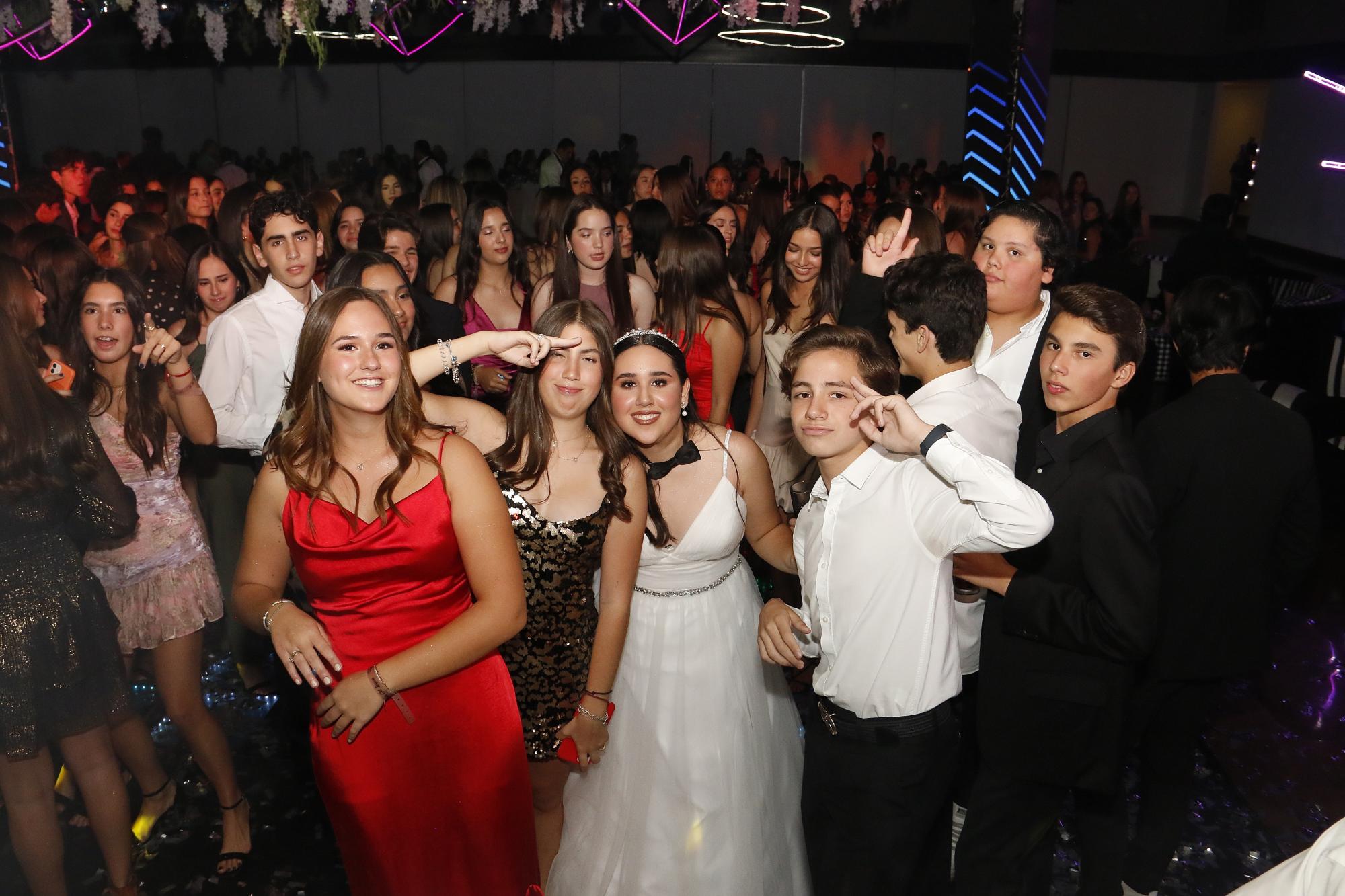 $!Sus amigos de toda su trayectoria estudiantil estuvieron con ella.