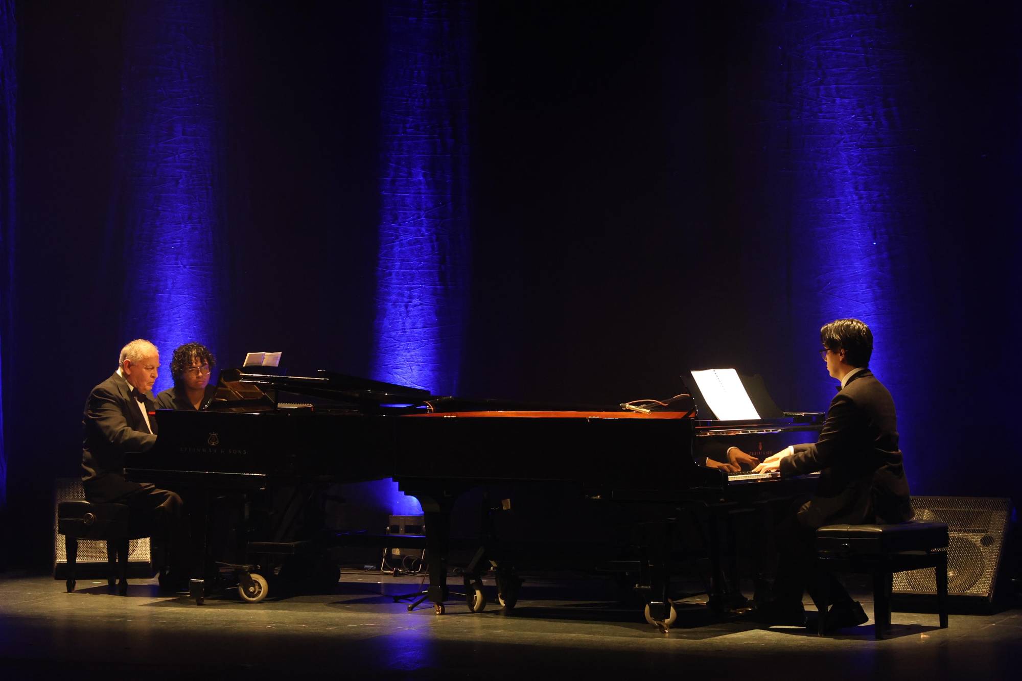 $!El maestro Antonio González regresó al Teatro Ángela Peralta para reencontrarse con el coro que fundó hace más de tres décadas, asquí junto al profesor Sergio Castellanos.