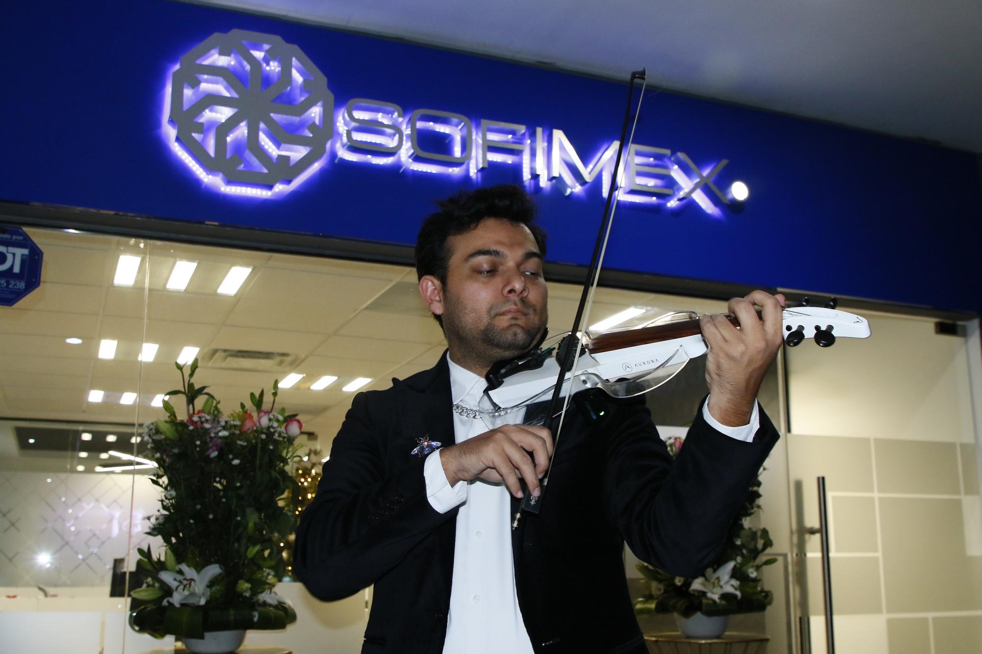 $!El evento lo amenizó el violinista Fide Valdez.