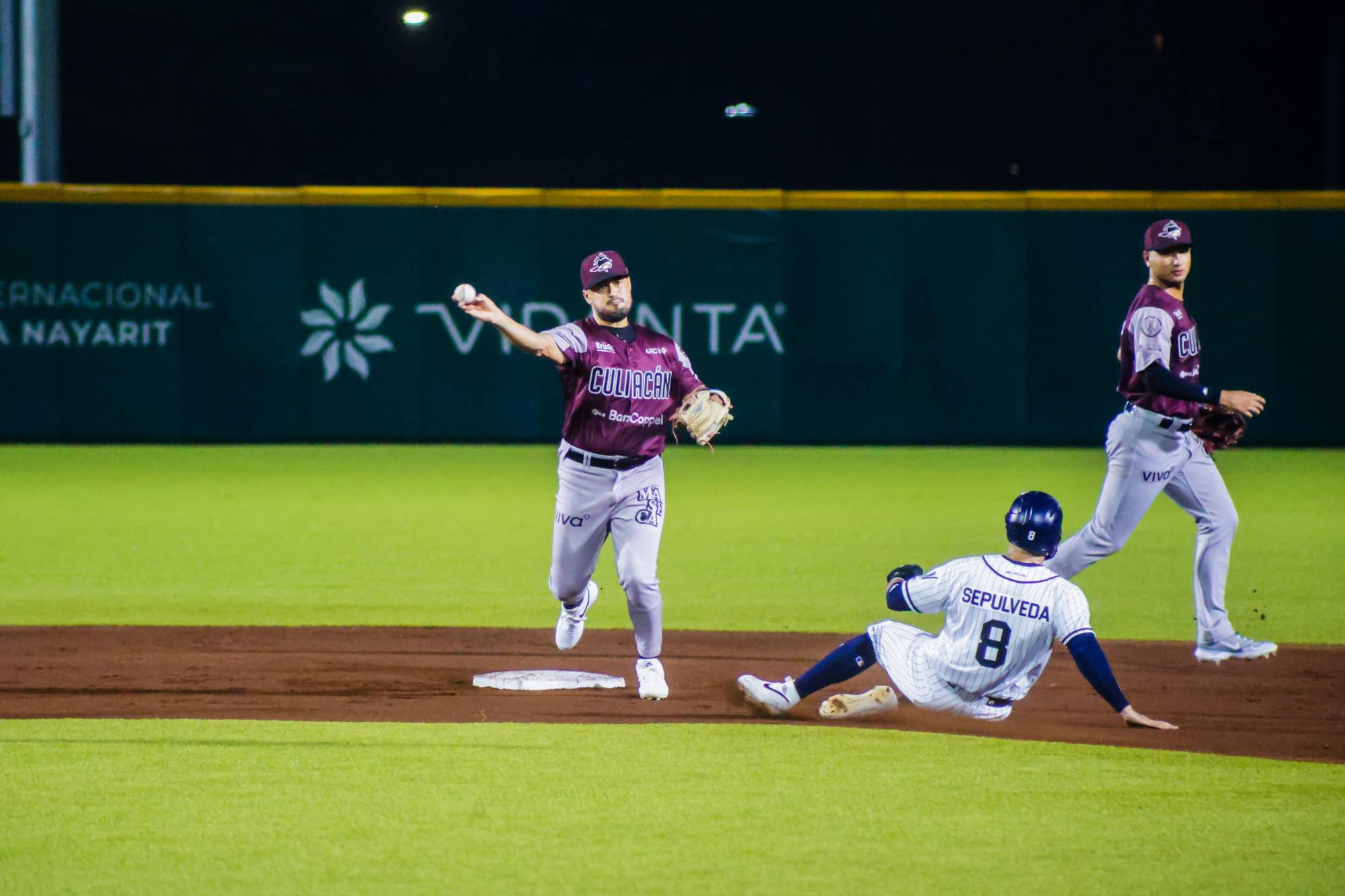 $!Tomateros no puede mantener la ventaja e inicia serie en Nayarit con derrota ante Jaguares