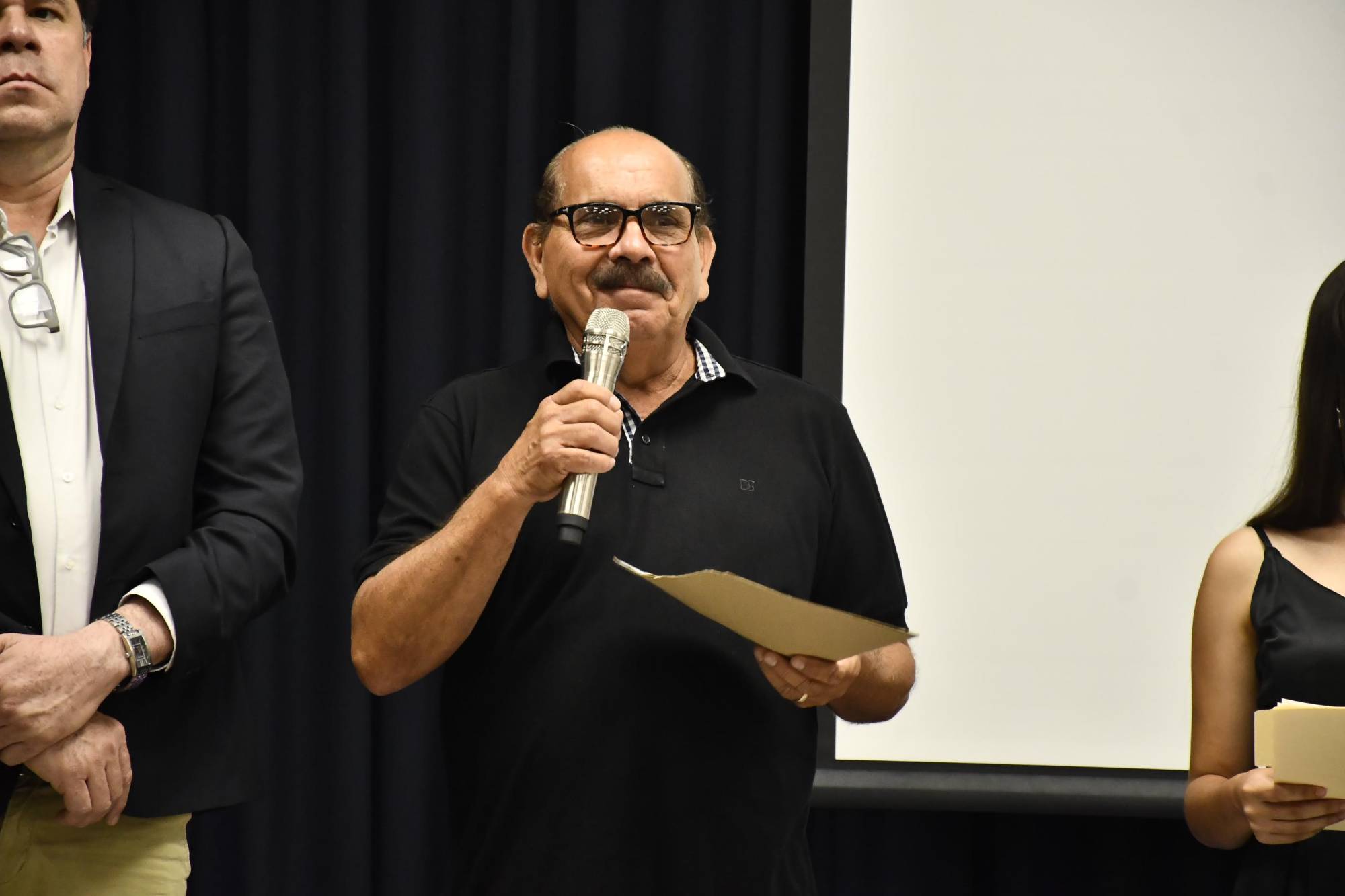 $!Alejandro Escobar agradeció a las autoridades universitarias, colegas, estudiantes, amigos y familiares su presencia.