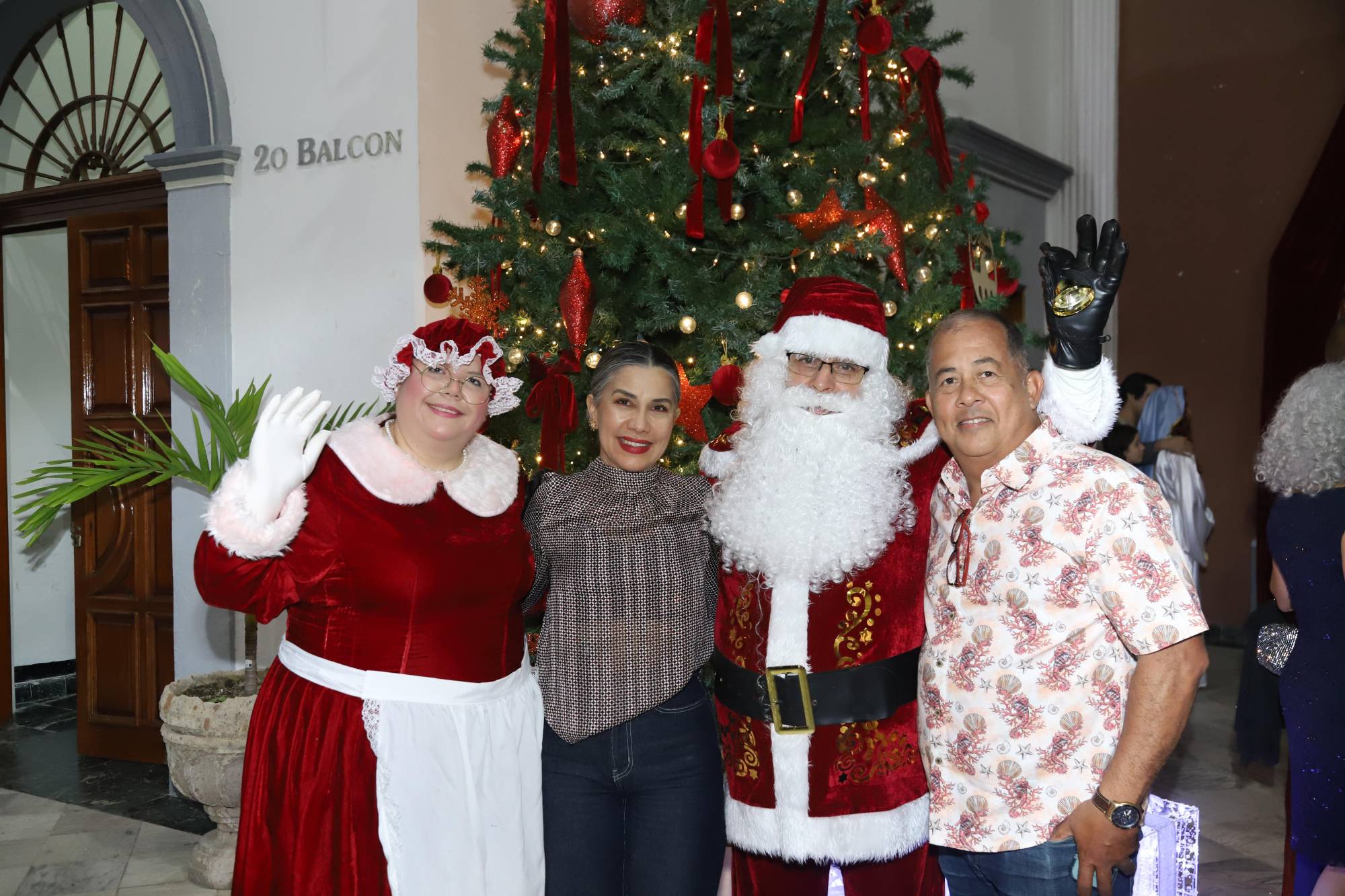 $!Socorro Bernal y Omar Castellanos con Santa Clos y la Señora Clos..
