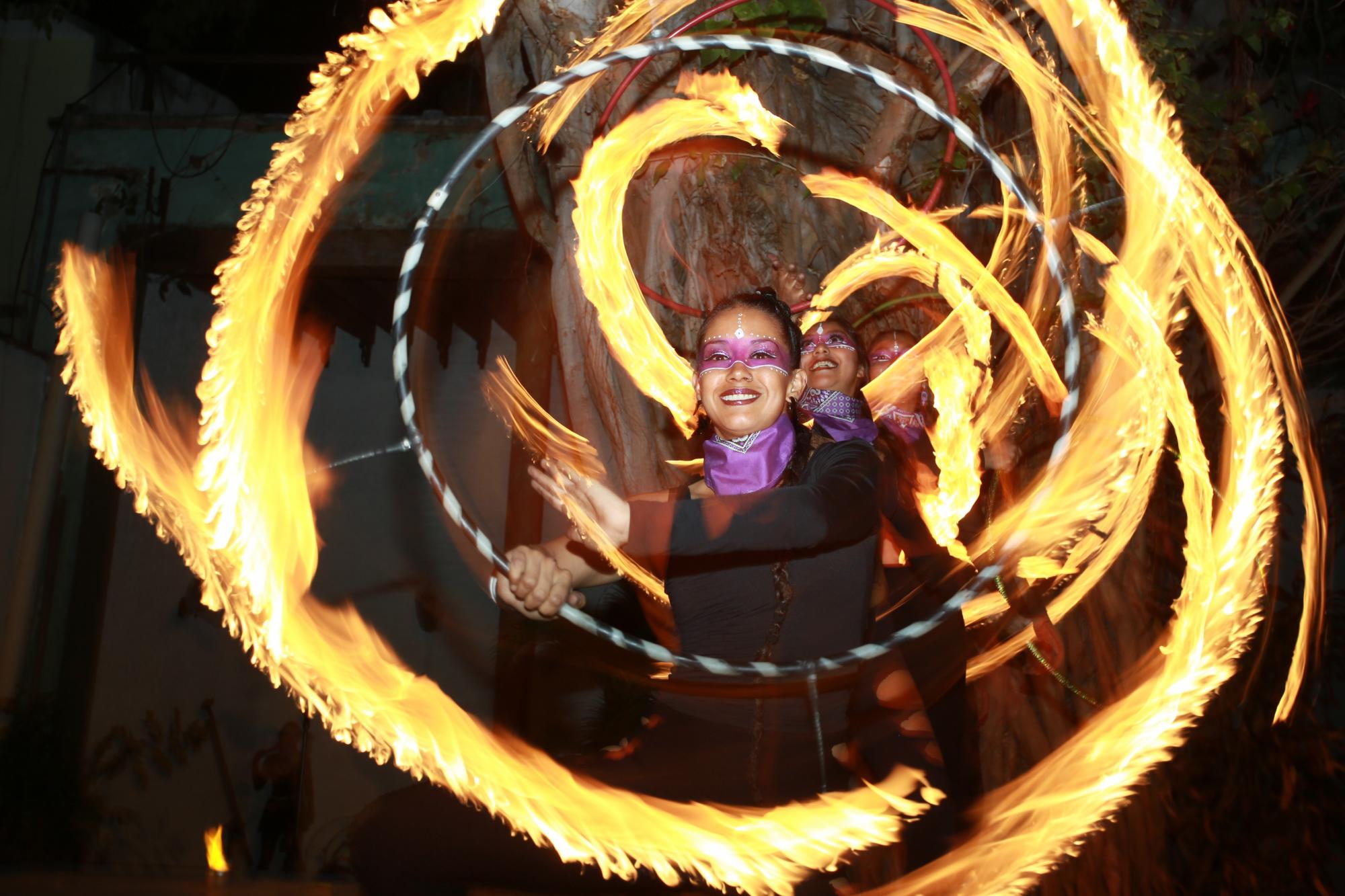 $!Artes escénicas con aros de fuego se realizaron en el evento.