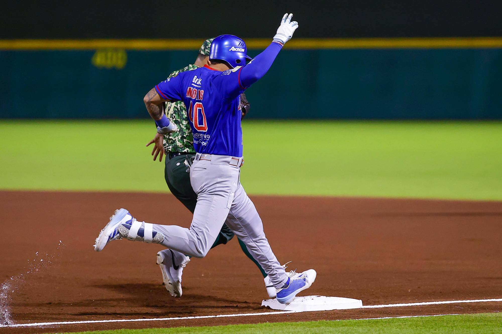 $!Jaguares arrasan 14–2 a Charros y amarran la serie en el Coloso del Pacífico