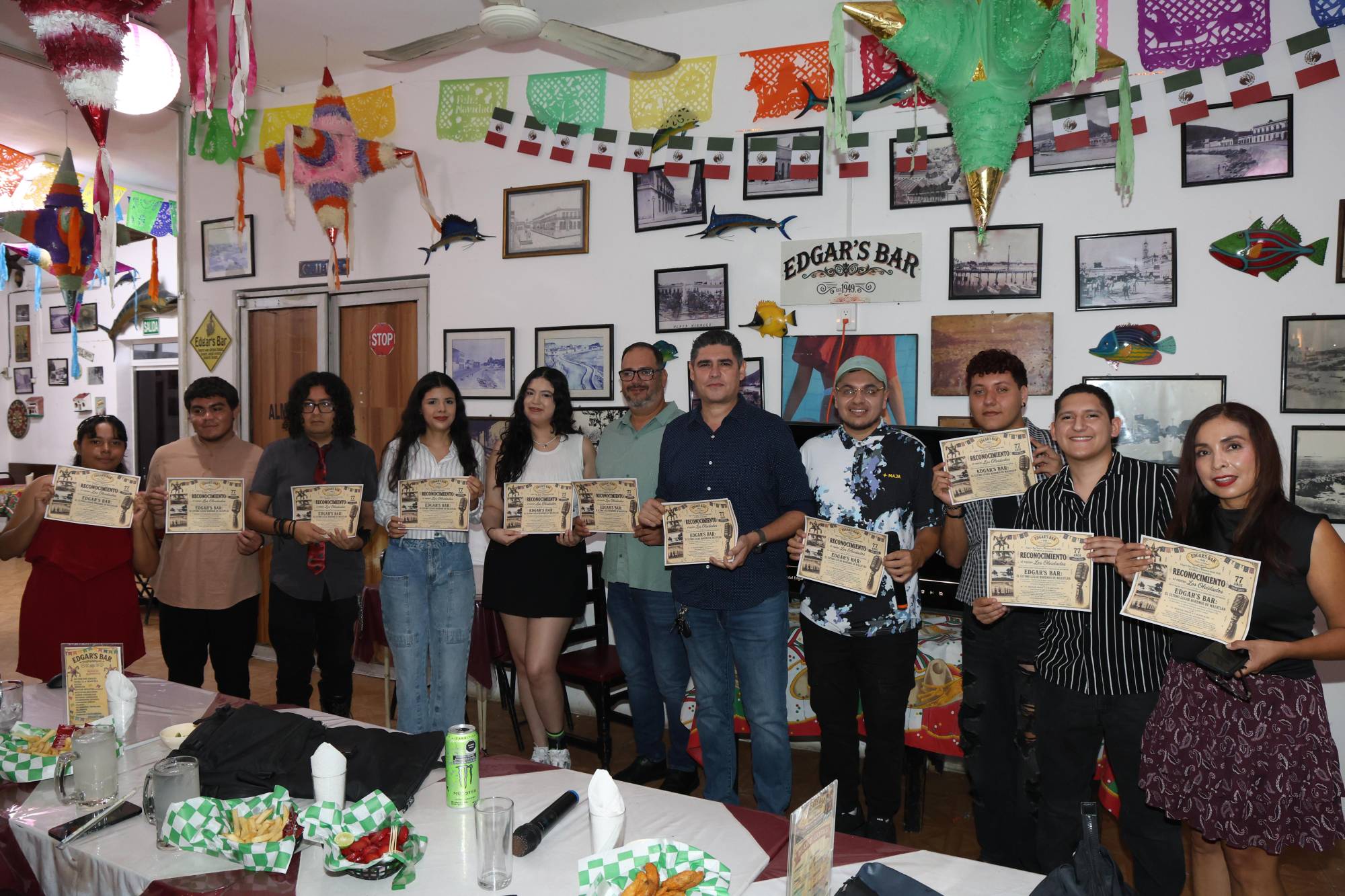$!Los chicos creadores del documental y sus profesores con sus reconocimientos.