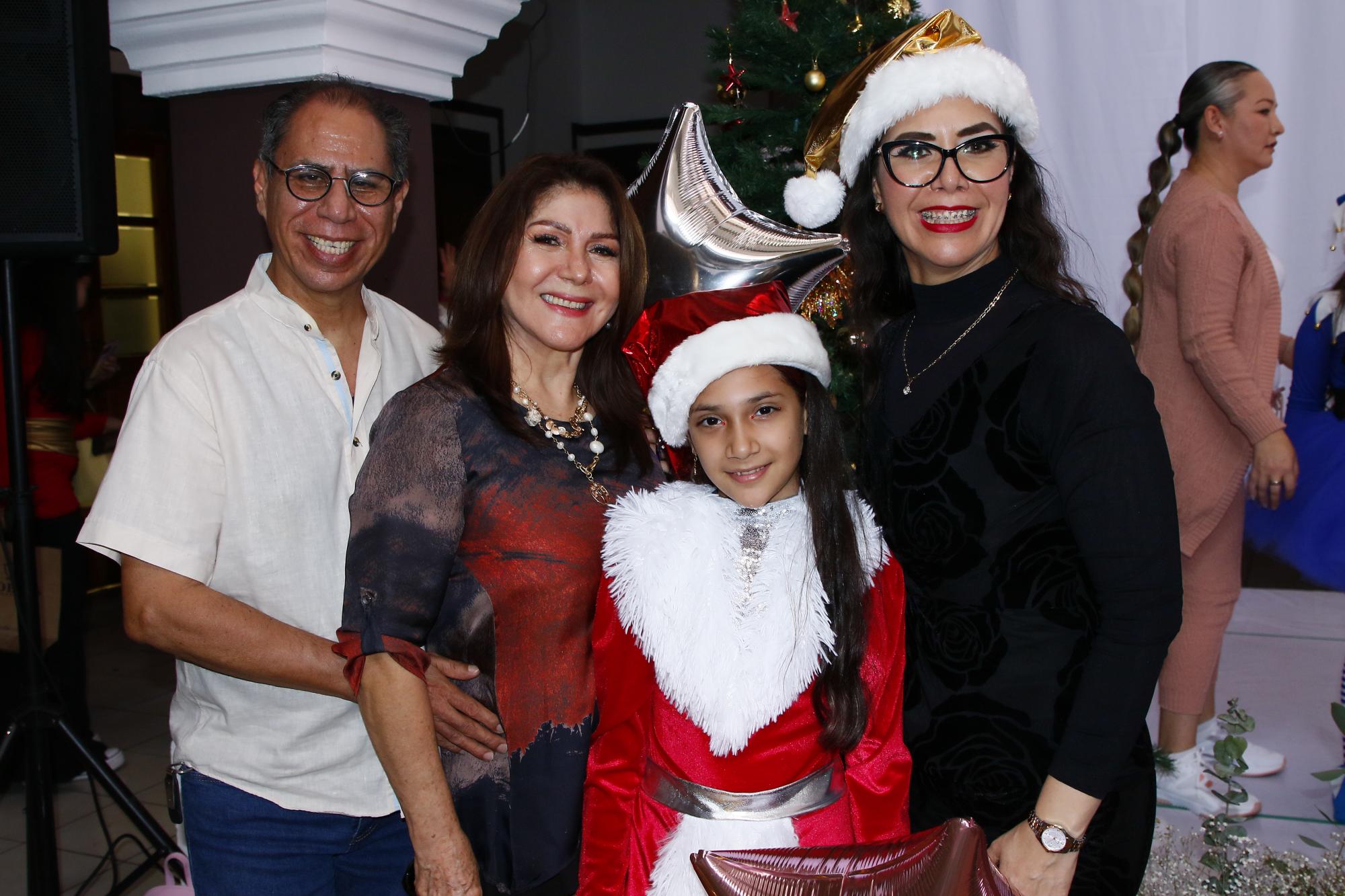 $!Gildardo Flores, Ana Bertha Espinoza, Narda Flores y la pequeña Gloria Emma López.