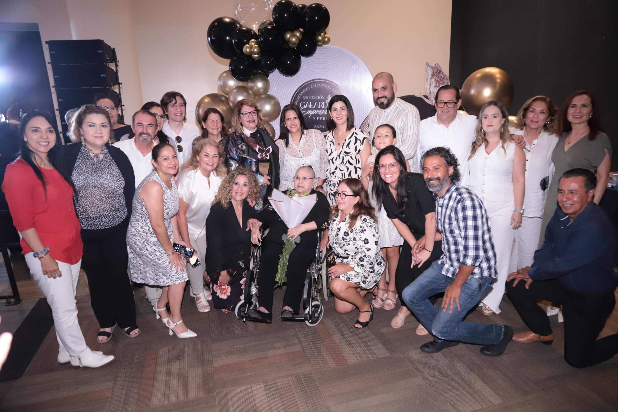 $!Oralia Rice entre su mamá Conchita de Rice y sus demás familiares.