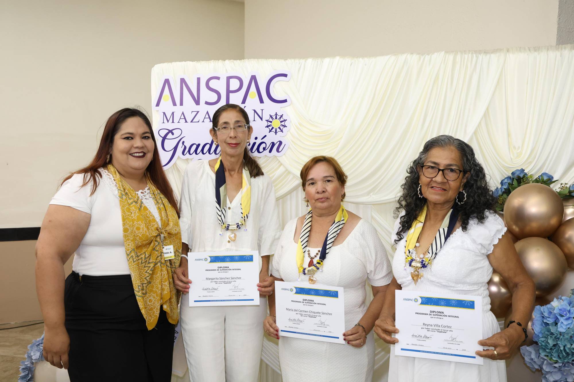 $!La animadora Cynthia Aranzazu Veliz junto a las graduadas Margarita Sánchez, María del Carmen Chiquete y Reyna Villa.