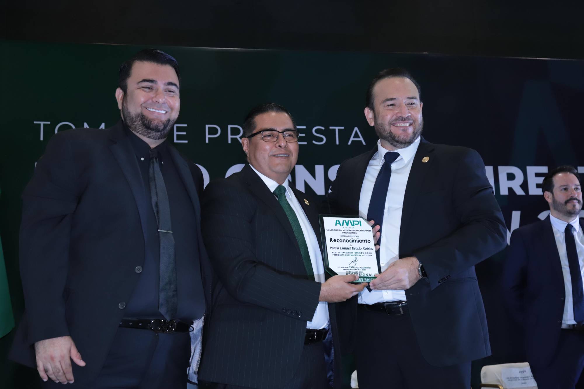 $!Luciano Carrasco y Karim Oviedo entregan reconocimiento al presidente saliente Ismael Tirado.