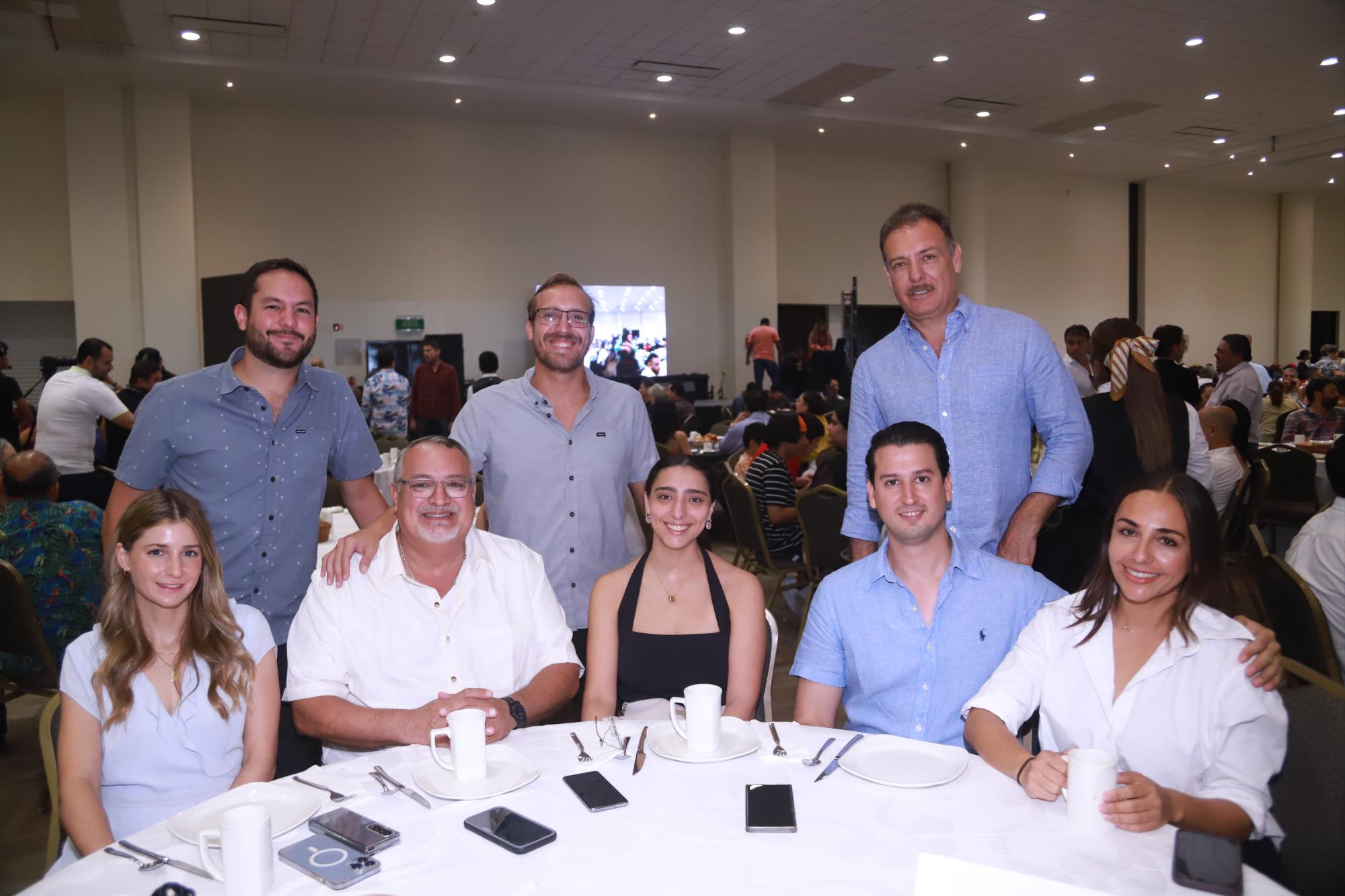 $!Fernando Cortez, Felipe Martínez, Guillermo Escobar, Danna Pizzolato, Felipe y Ana Martínez, Andrés Pérez y Samantha Escobar.