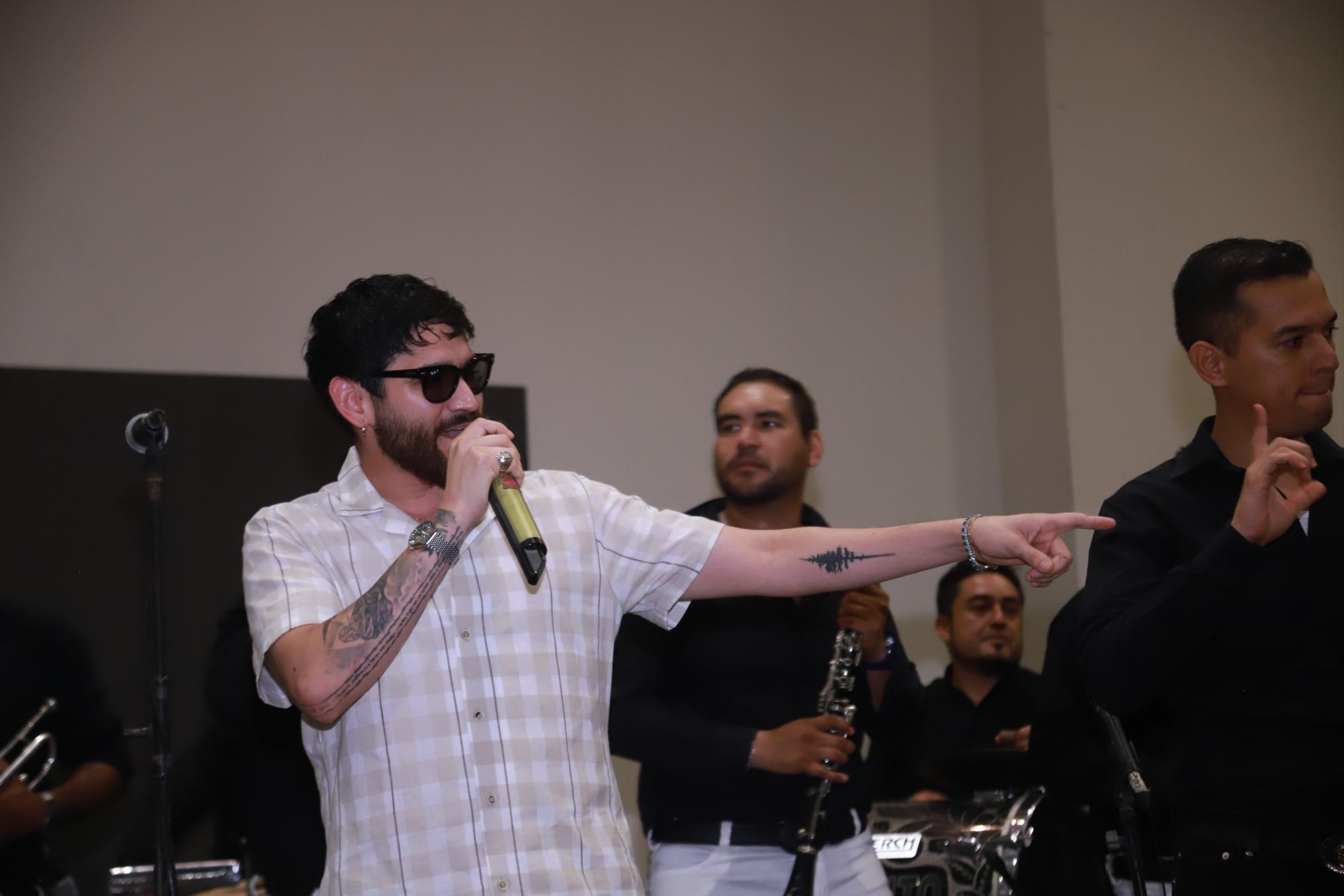 $!Ricky Yocupucio, vocalista de la Banda El Recodo, también interpretó algunas canciones.