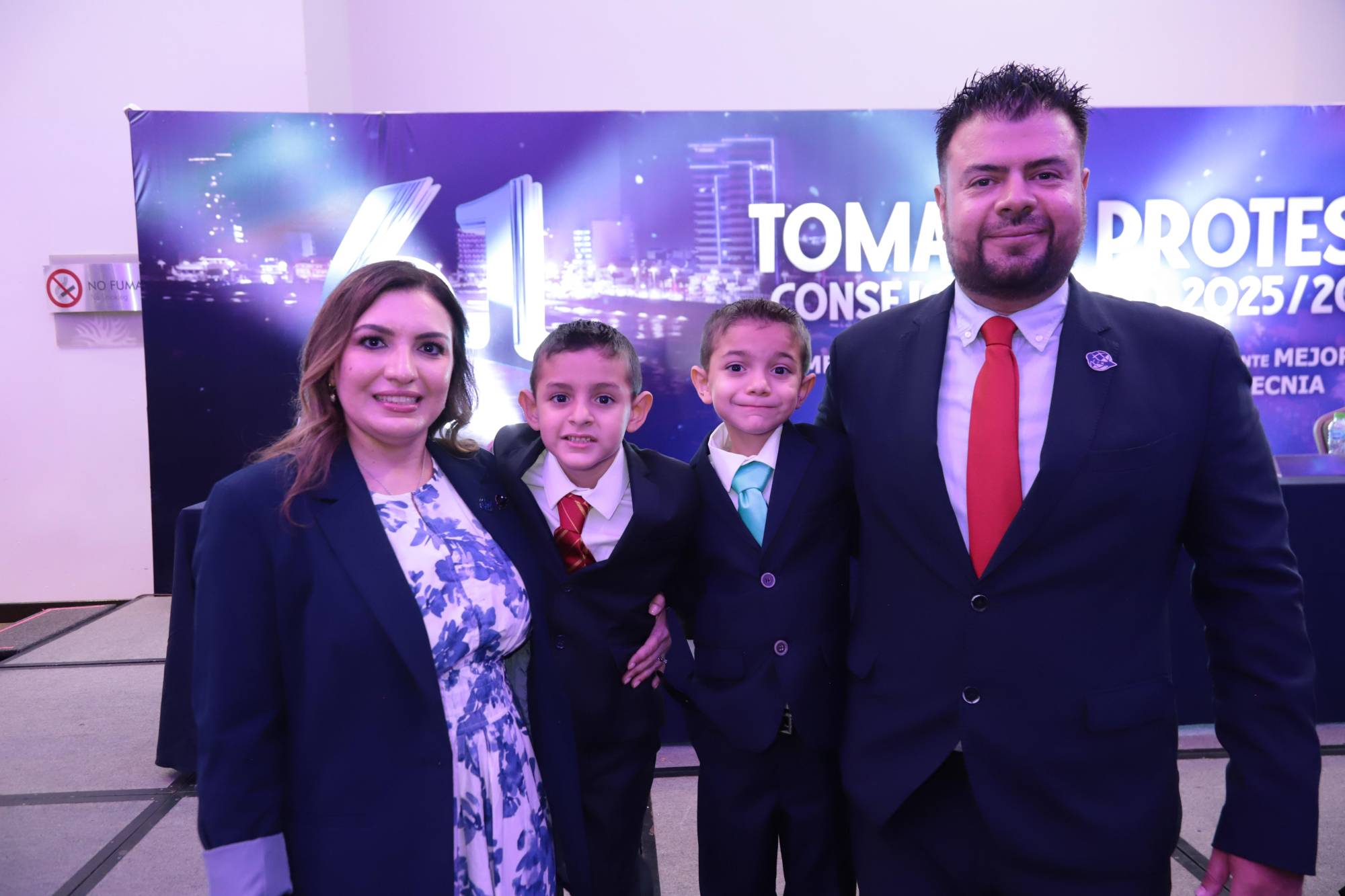 $!La presidenta entrante Cindy Tirado y Jorge Camargo con sus hijos, Jorge Antonio y Jesús Enrique.