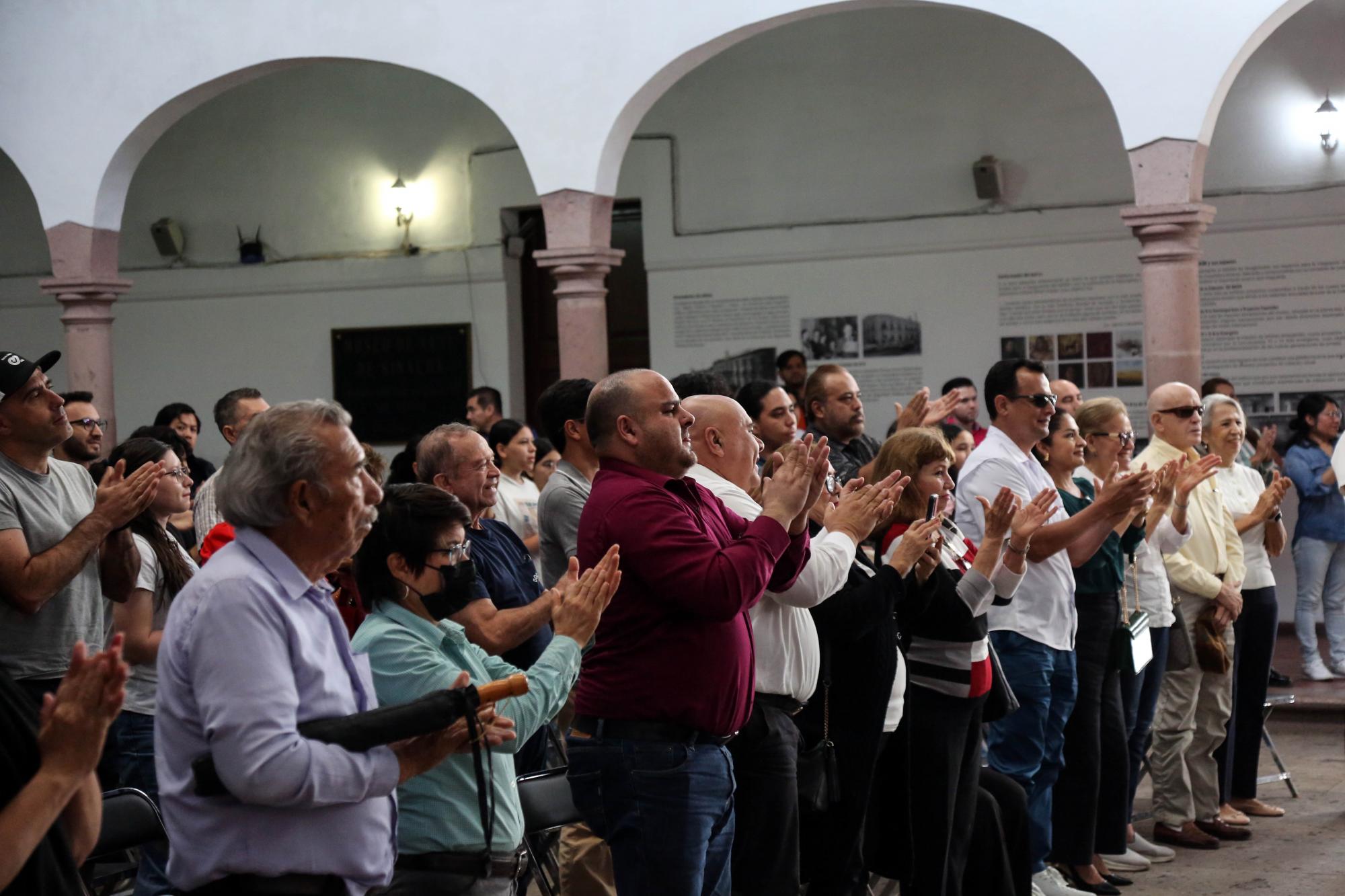 $!El público emocionado aplaudió de pie a los músicos de la OSSLA.