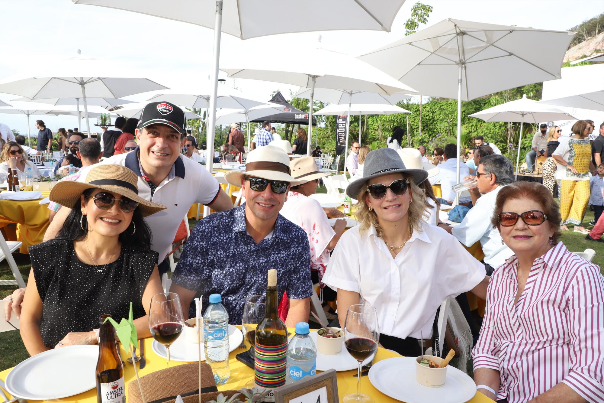 $!Mónica y Ramón Tronllan, Juan Carlos Lizárraga Mercado, María Ángela Orrantia de Lizárraga y Yolanda Mercado de Lizárraga.