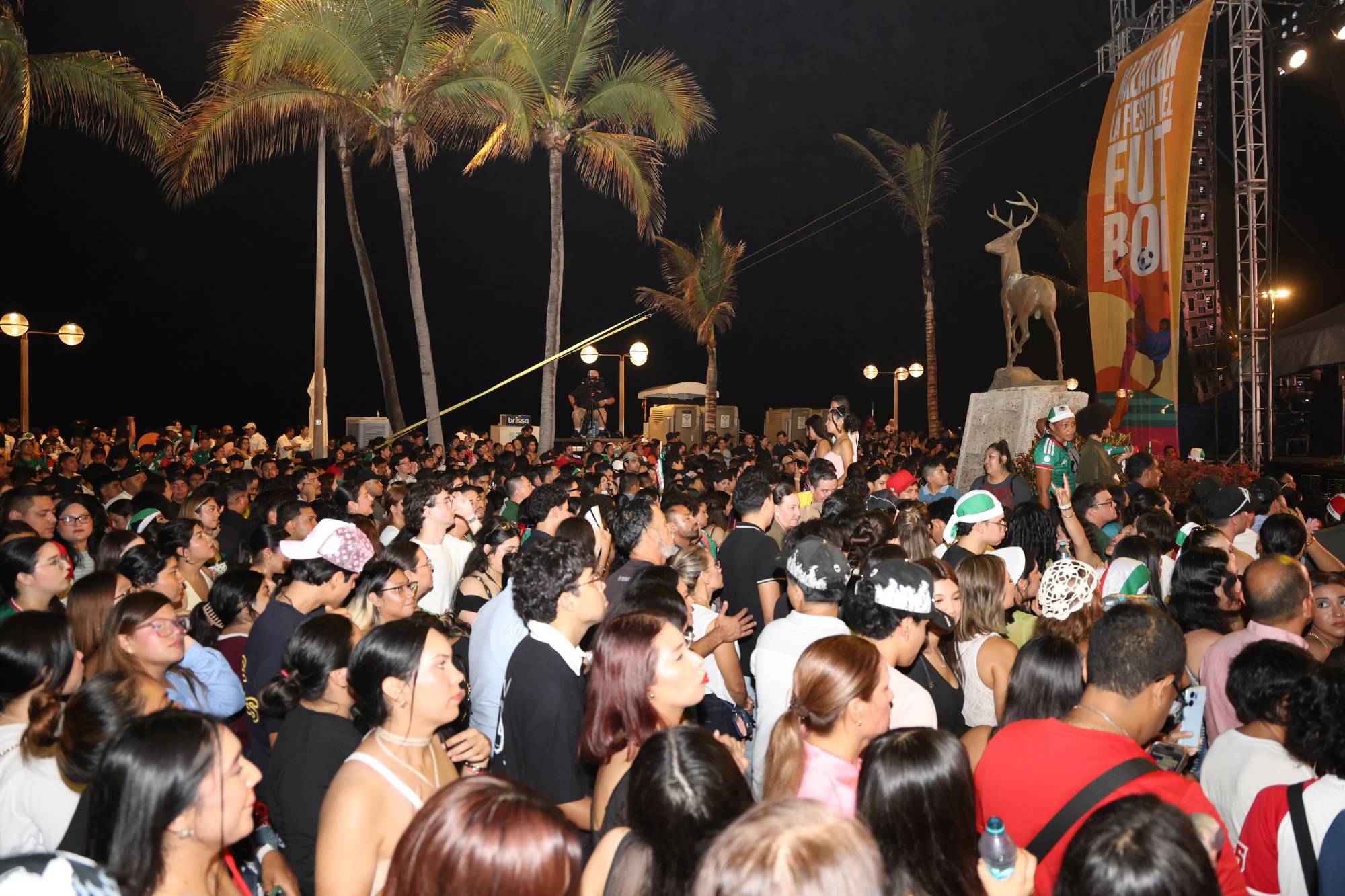 $!Decenas de mazatlecos y turistas asistieron a Olas Altas a disfrutar del evento.