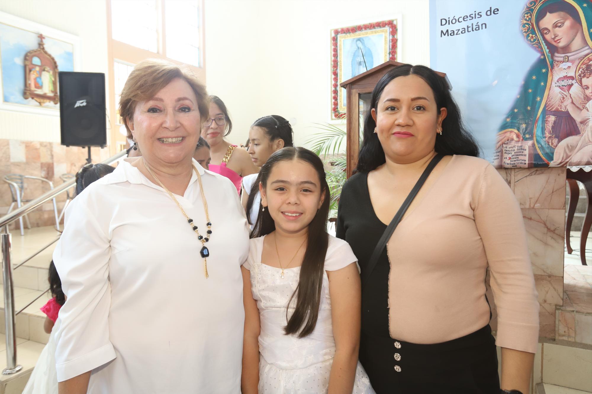 $!Nataly Tirado entre su madrina Rosalva Osuna y su mamá, Yadira Velázquez.