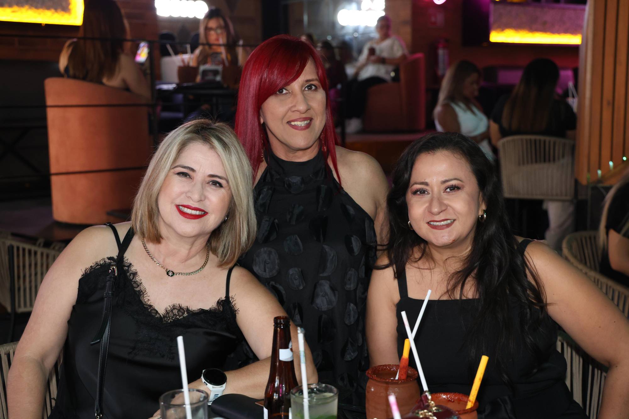$!Karla entre Rosario Torres y Ketty Stamatis.