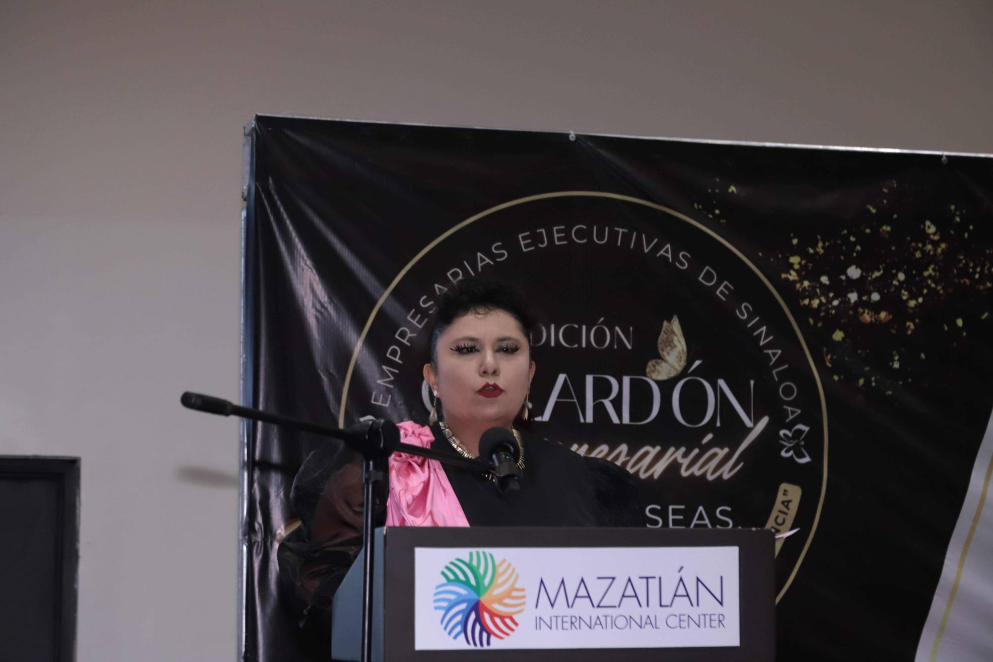 $!Catalina Castañeda Estrada, presidenta de la agrupación, encabezó la ceremonia de entrega.