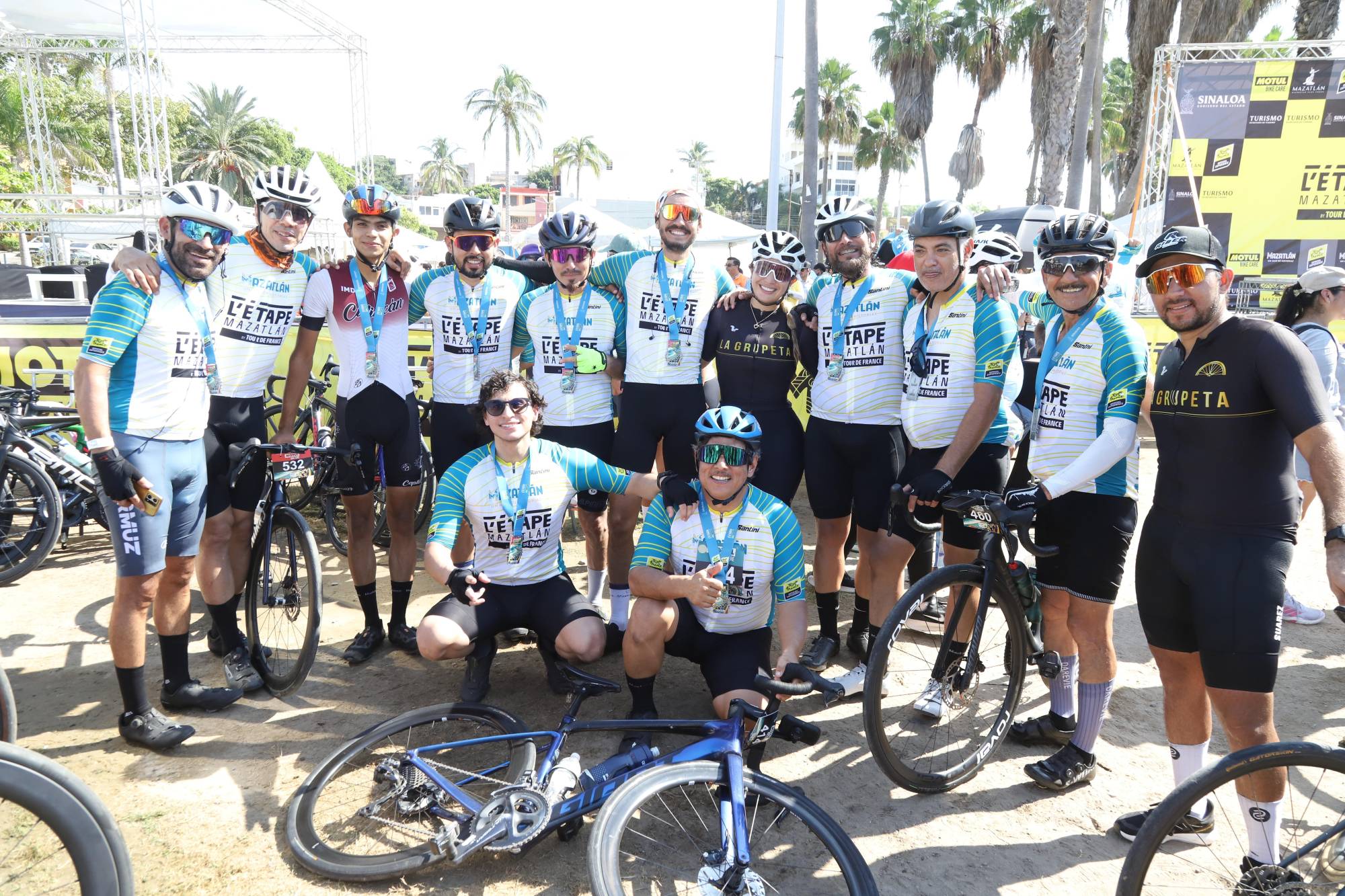 $!Una alegre mañana pasaron los ciclistas en el puerto.