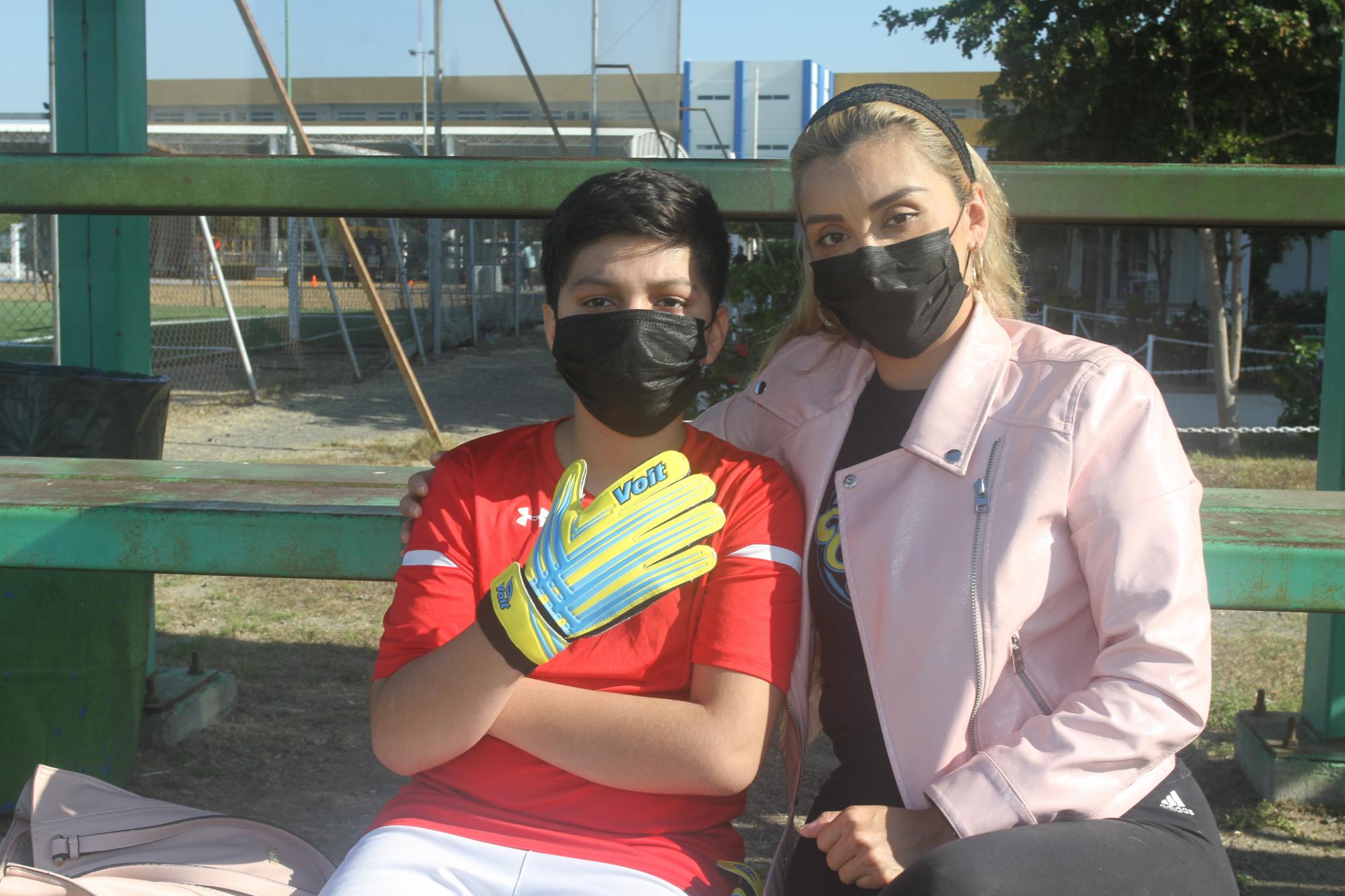 $!Emilio Quezada junto a su mamá, Arely Castañeda Aguiar.