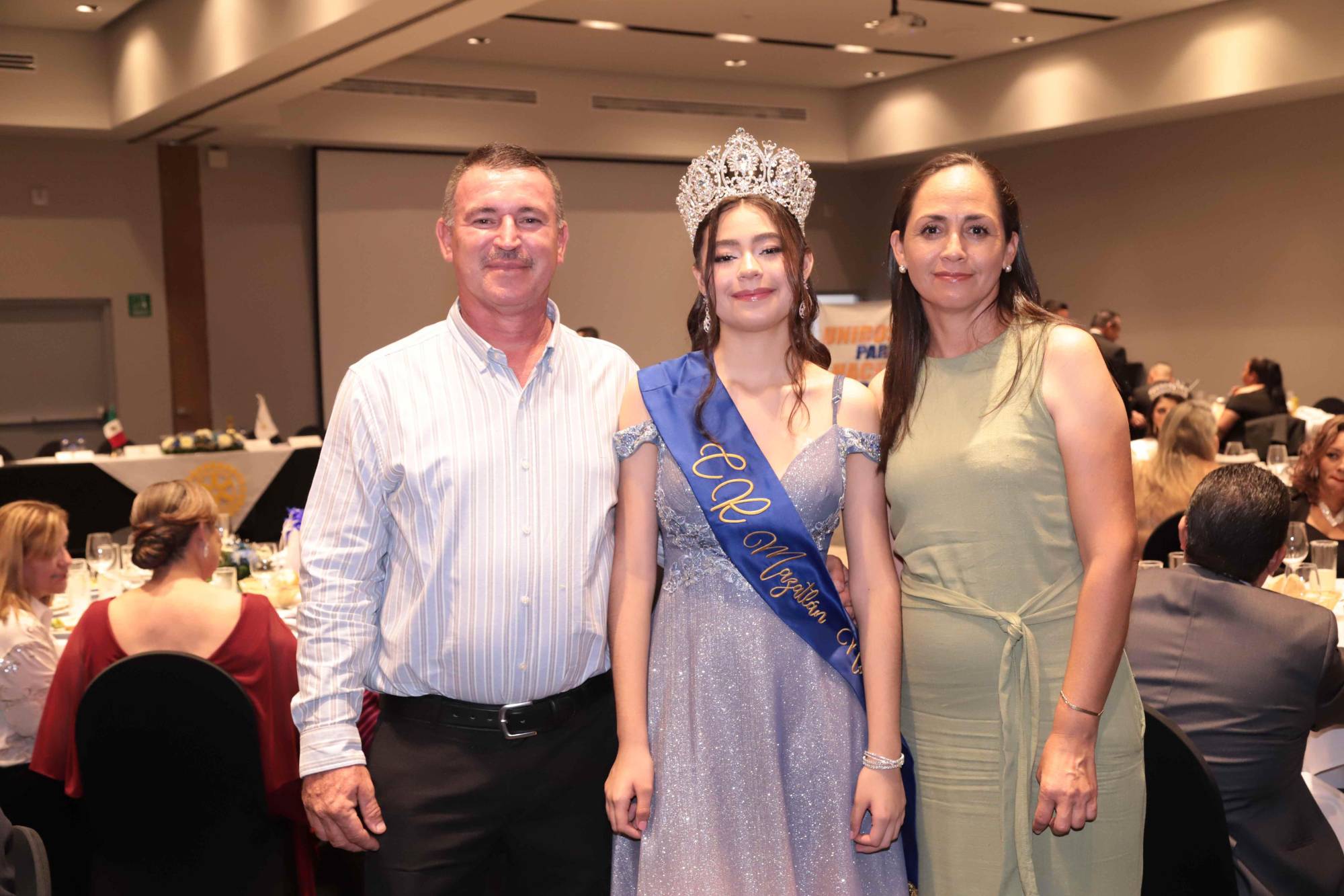 $!Valeria Zataráin Félix entre sus padres, Sergio Zataráin y Socorro Félix.