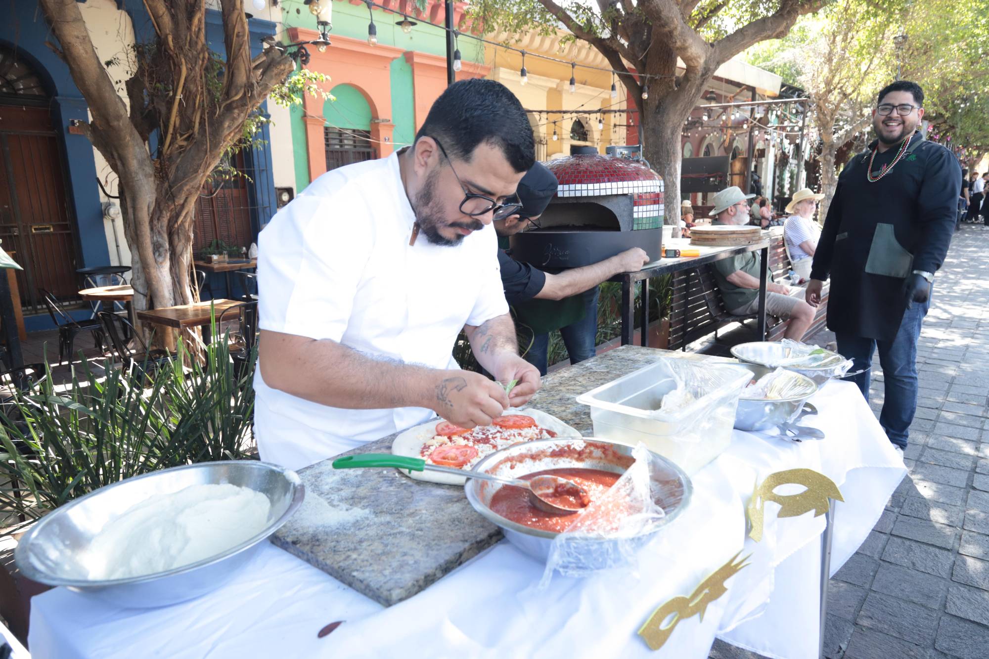 $!El chef Álex Campos prepara una pizza en el lugar.