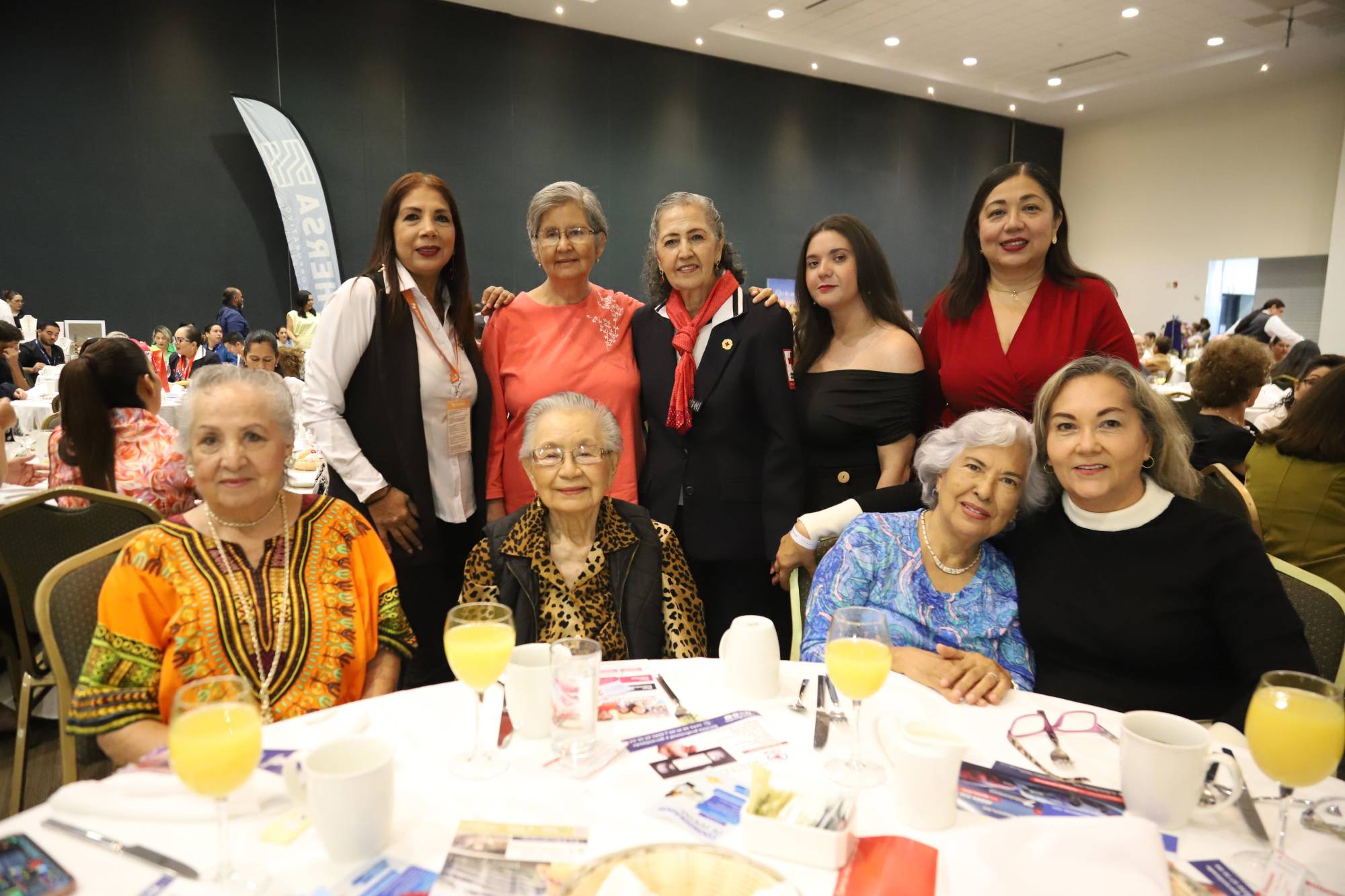 $!El ambiente cálido y festivo destacó en cada mesa, donde las invitadas compartieron amenas charlas.