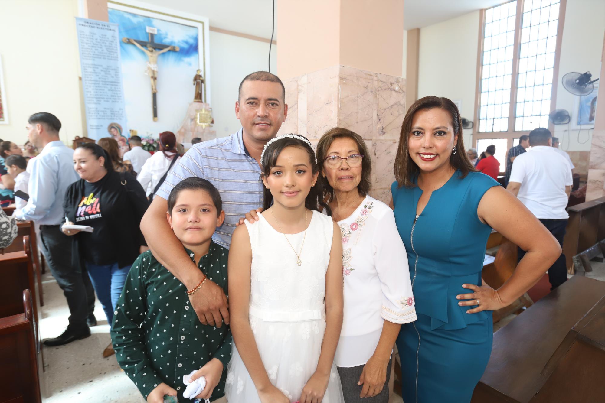 $!Romina entre su hermano José Daniel Parente; su padre José Parente; su abuelita Esther Meza y su madrina y tía Norma Parente.