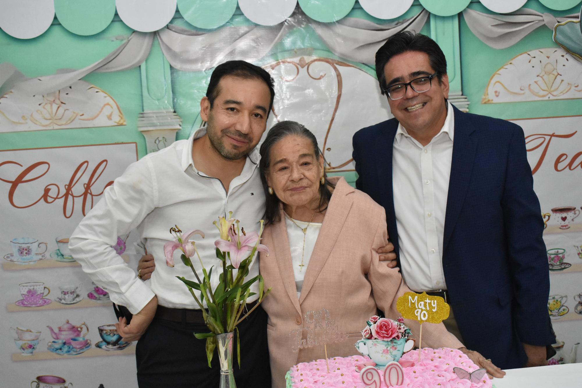 $!Doña Maty, feliz al lado de su sobrino Eduardo Canseco, quien viajó exprofeso al cumpleaños de su querida tía; junto a ellos Jesús Manuel Sarabia.