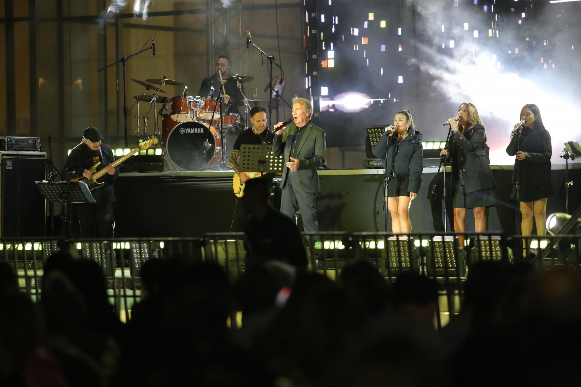 $!El Poeta de la Canción interpreta sus grandes éxitos en la velada que ofreció en el Centro de Convenciones de Mazatlán.