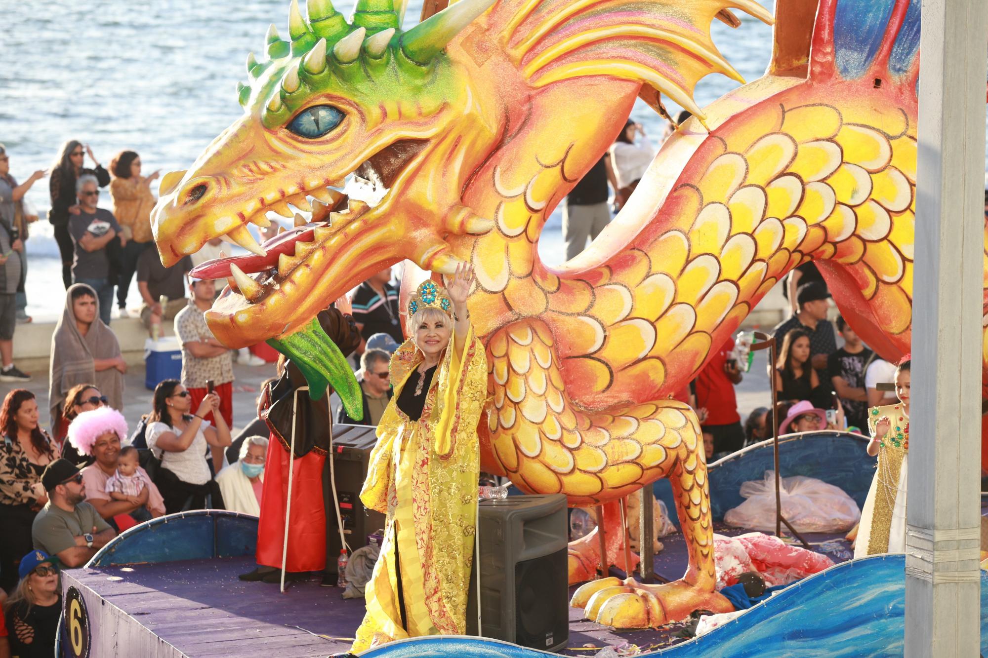 $!Alma Rosa Chío, Reina de los Juegos Florales de 1972, de la Dinastía Chío, sobre la carroza El día del dragón.