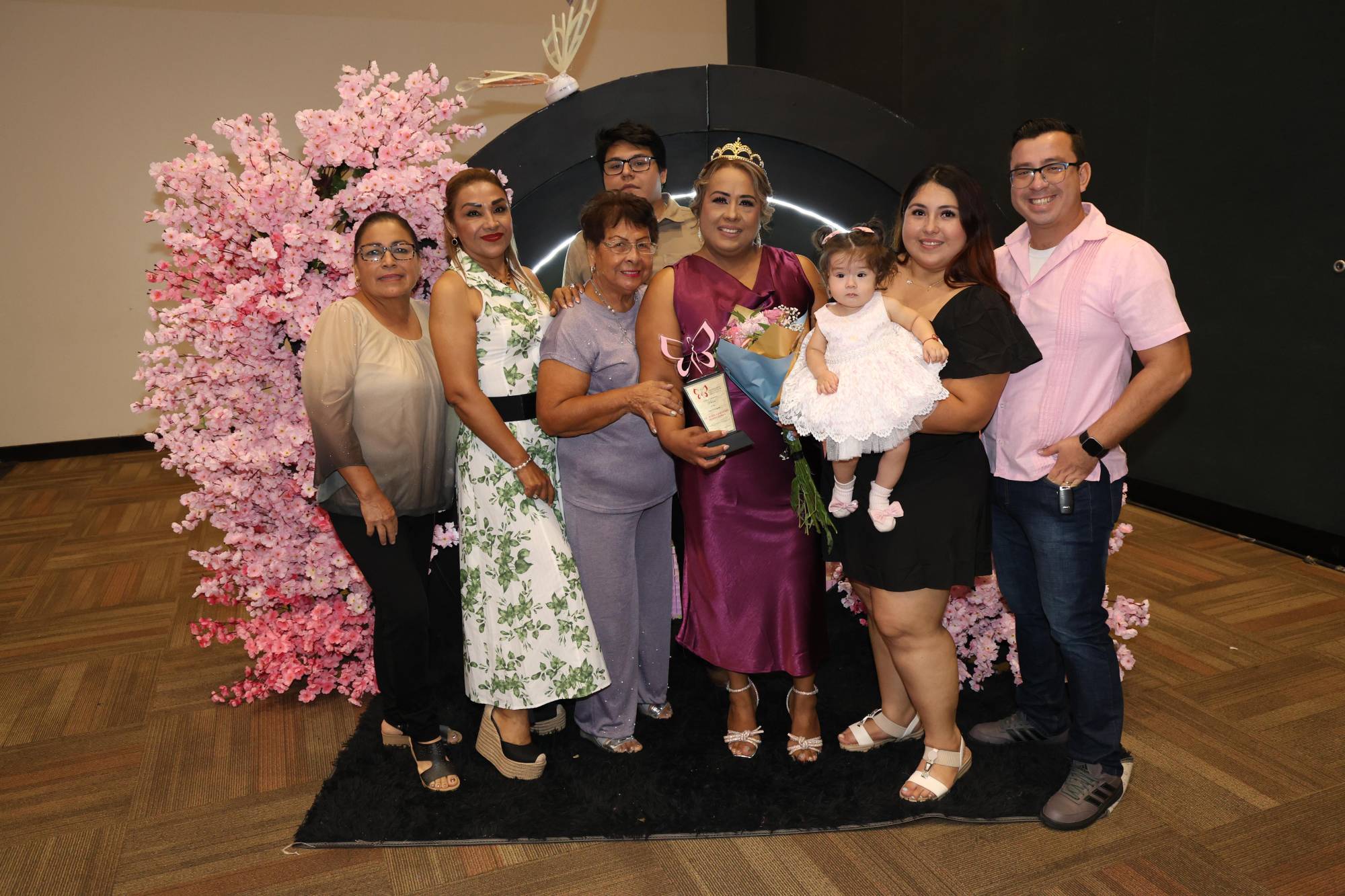 $!María Guadalupe Ibarra Zepeda quien recibió la presea como socia distinguida, con sus familiares.