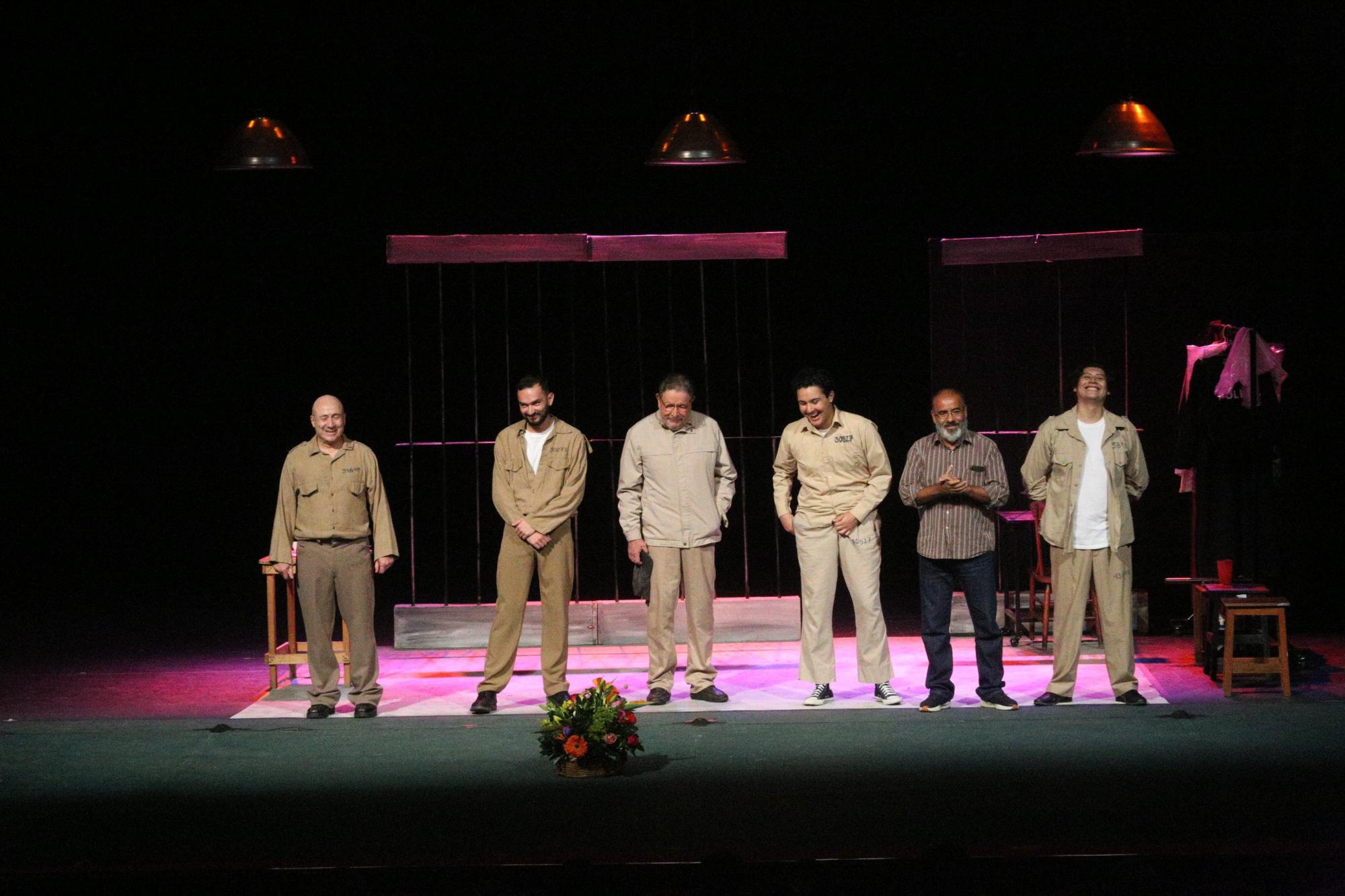 $!El escritor Ramón Gómez Polo agradeció la entrega de los cinco actores en la obra Caneros y la asistencia del público mazatleco.