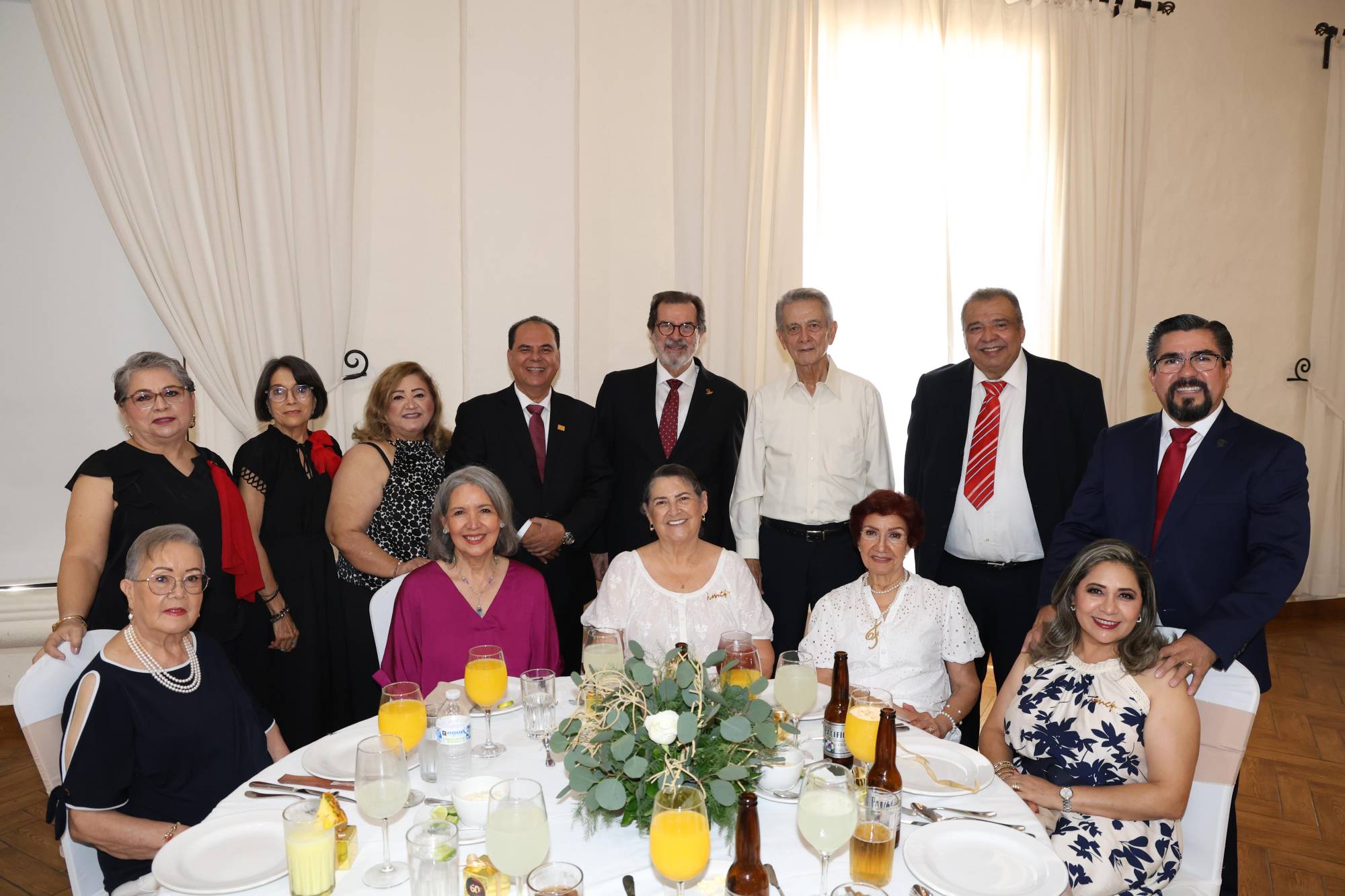 $!Integrantes de la comunidad contable sinaloense convivieron en una tarde llena de reconocimientos y recuerdos.