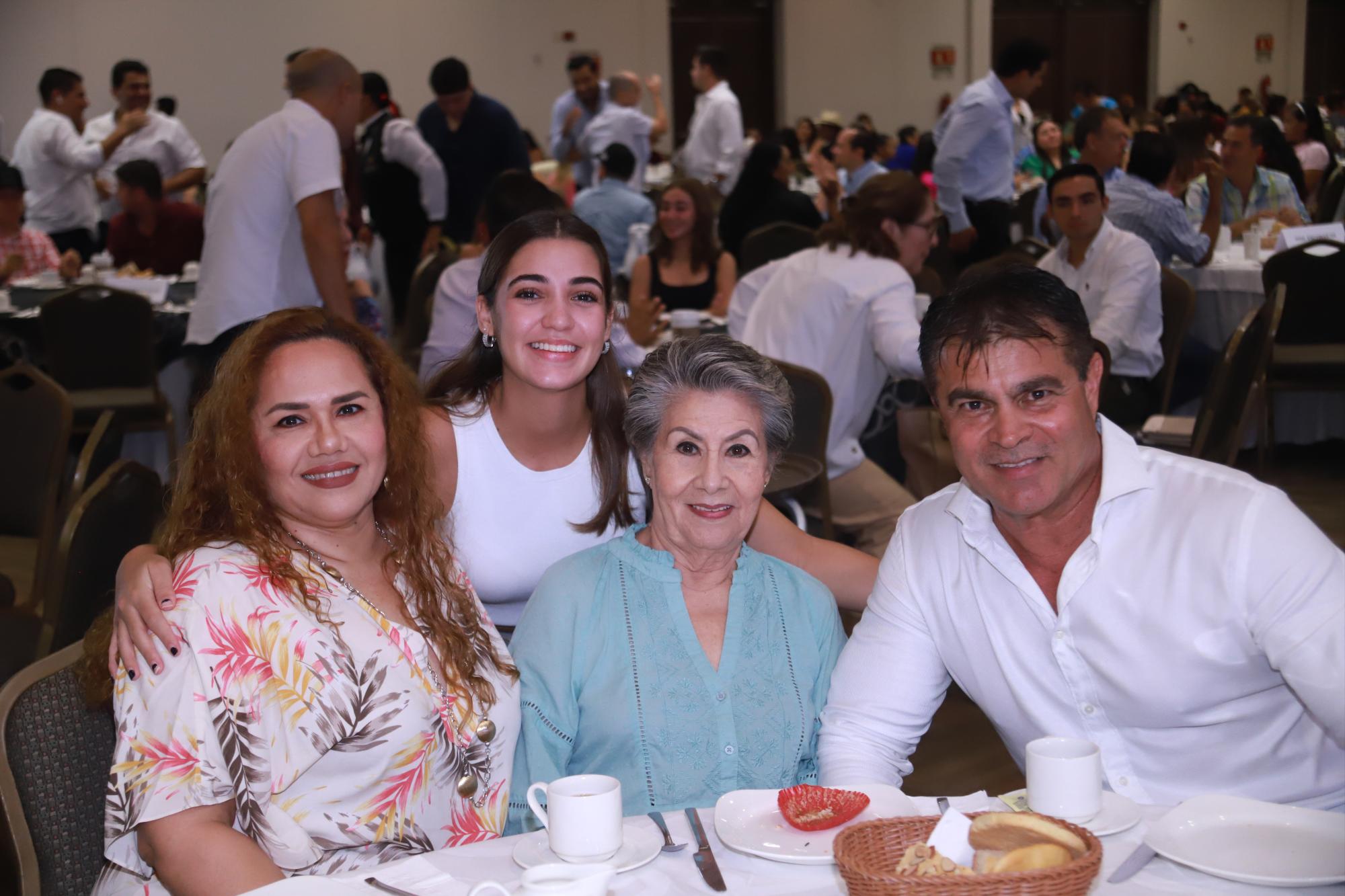$!Elva de Osuna, María Escobar, Rosa de Osuna y Jorge Osuna.
