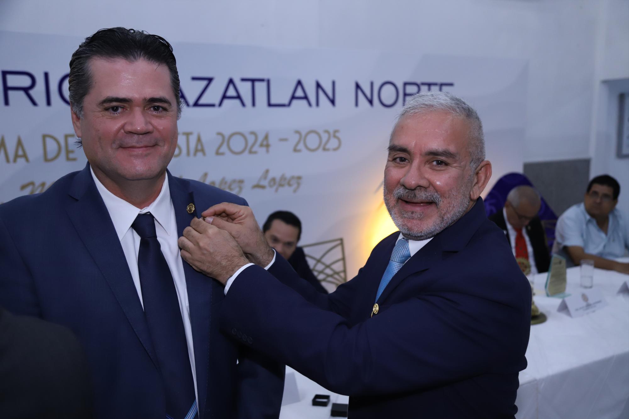 $!Flavio Michel recibe el pin Paul Harris de manos de Fernando Valdez.