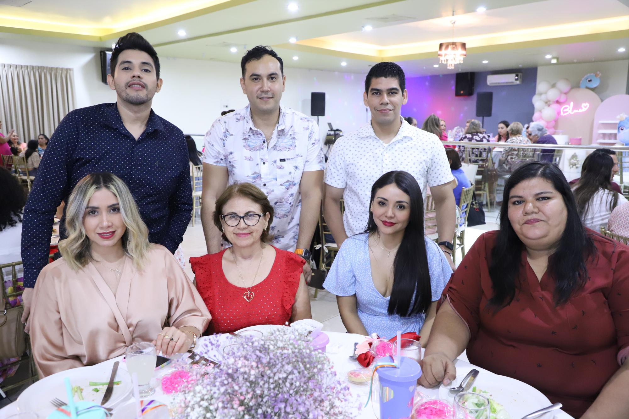 $!Familiares y amigos acompañaron a Laura Elena ese día tan especial.